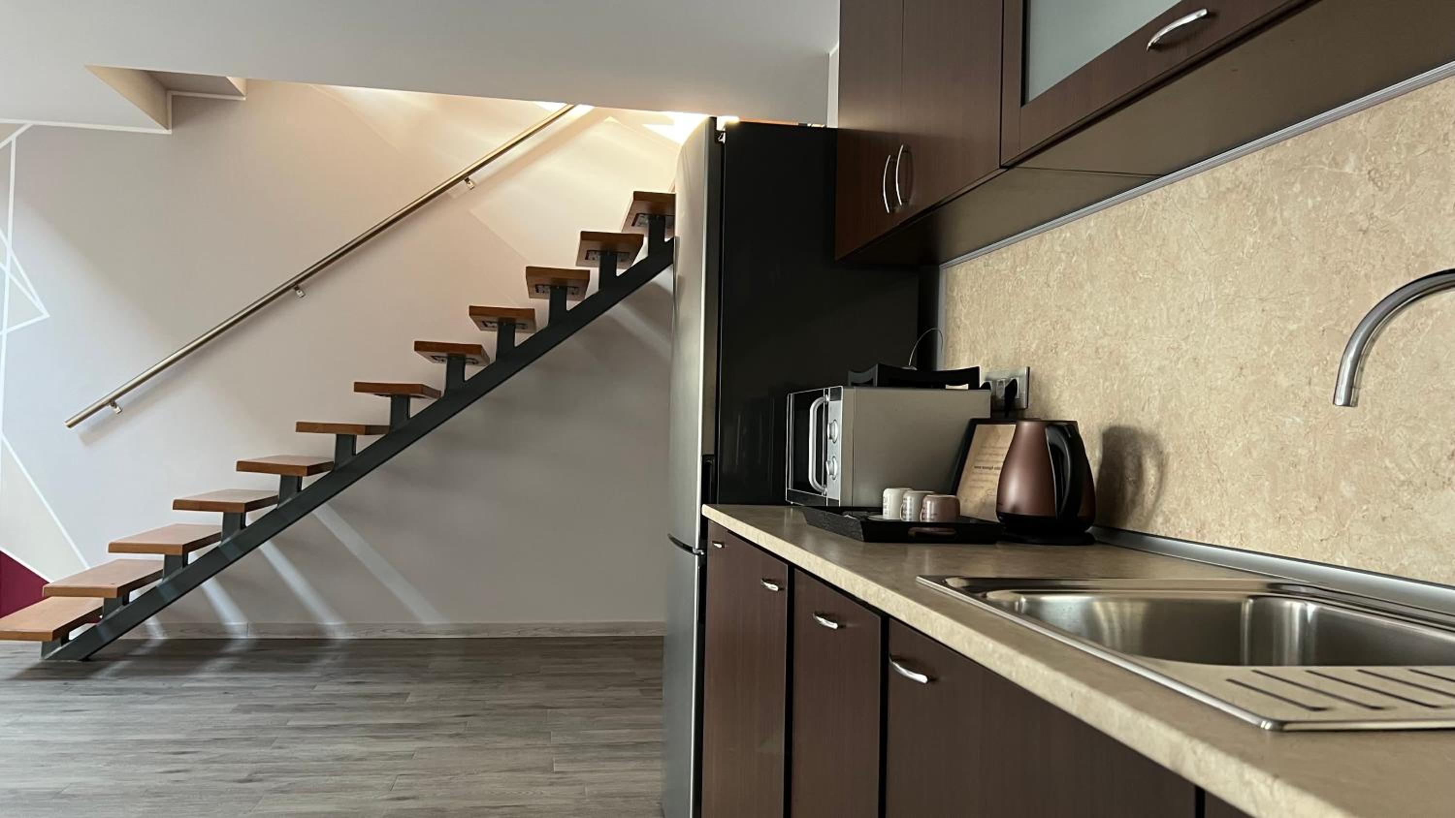 Deluxe Family Suite - Photo 10