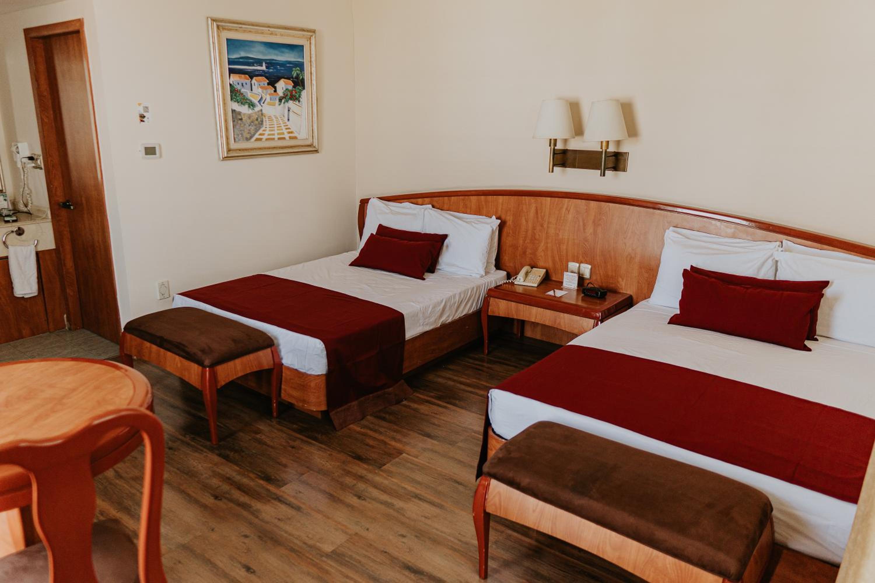 Double Room with Two Double Beds - Photo 10