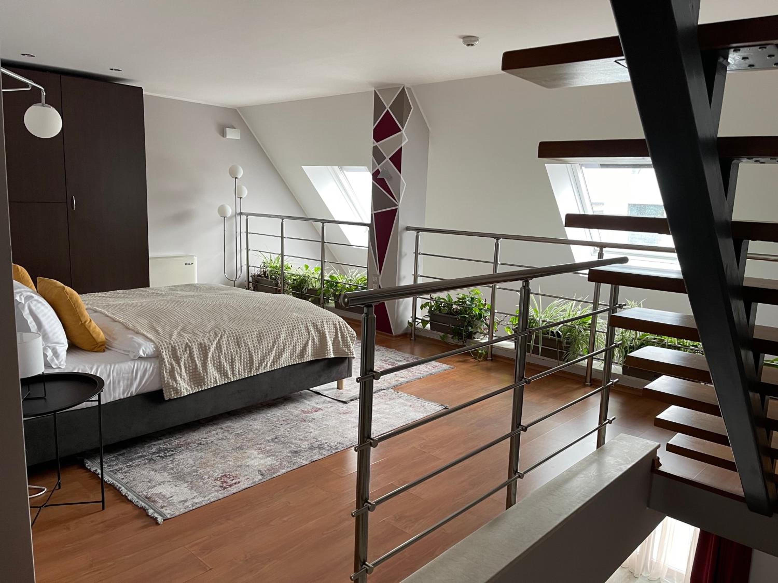 Deluxe Family Suite - Photo 14