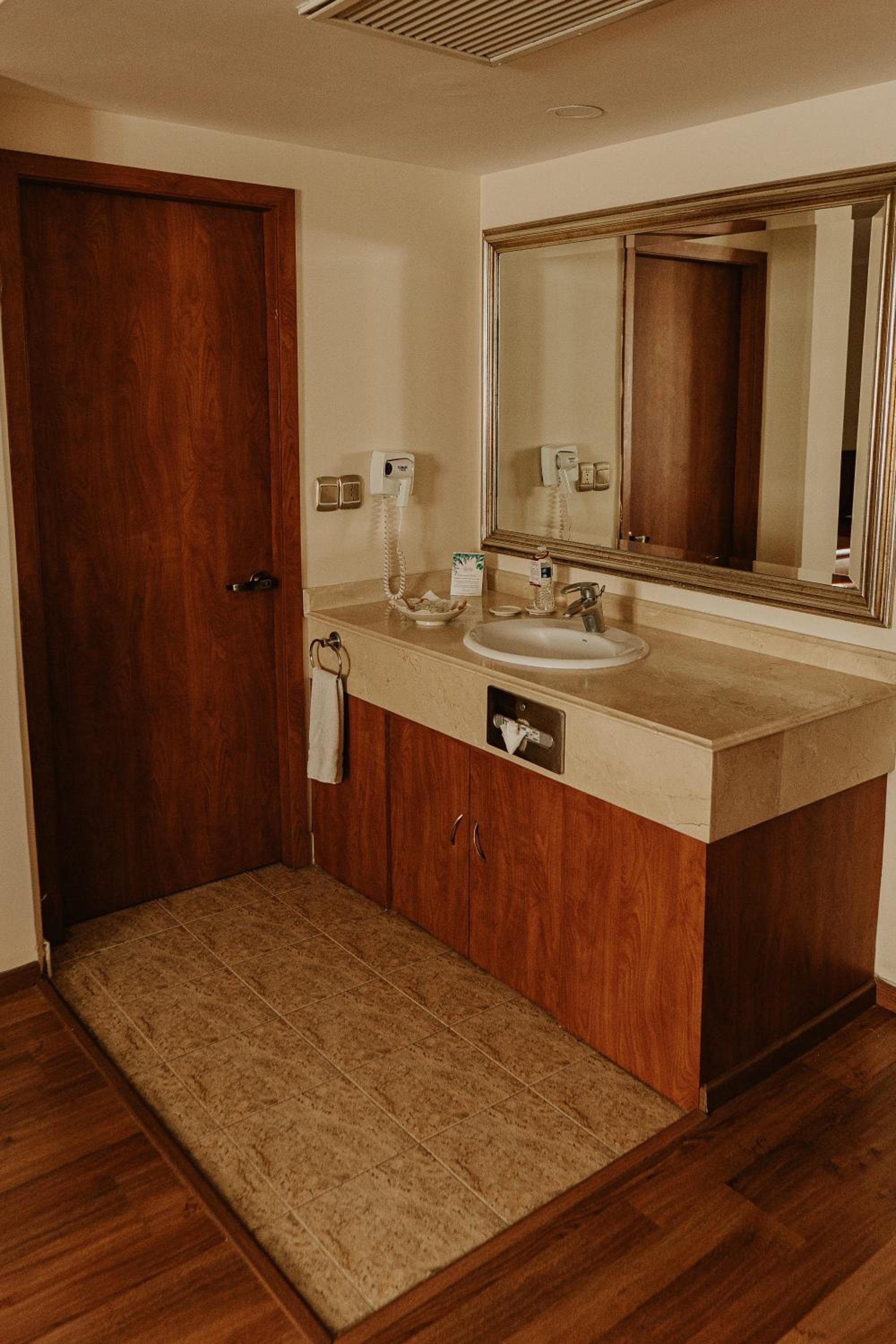 Double Room with Two Double Beds - Photo 2
