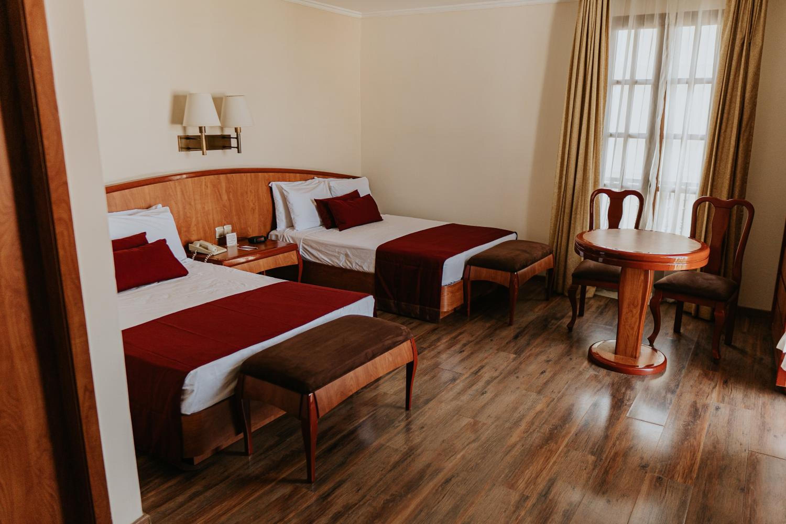 Double Room with Two Double Beds - Photo 4