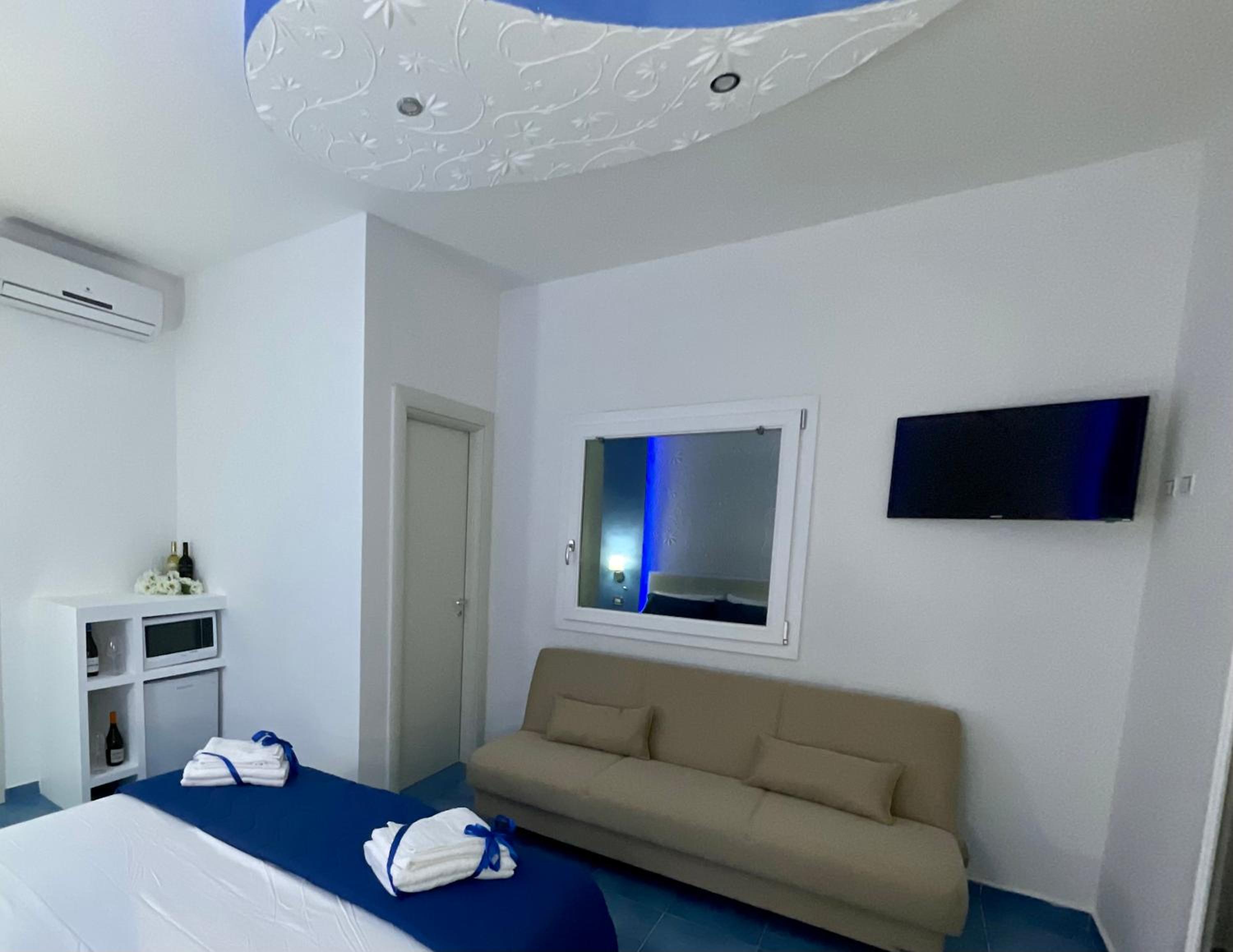 Deluxe Triple Room with Sea View photo 2