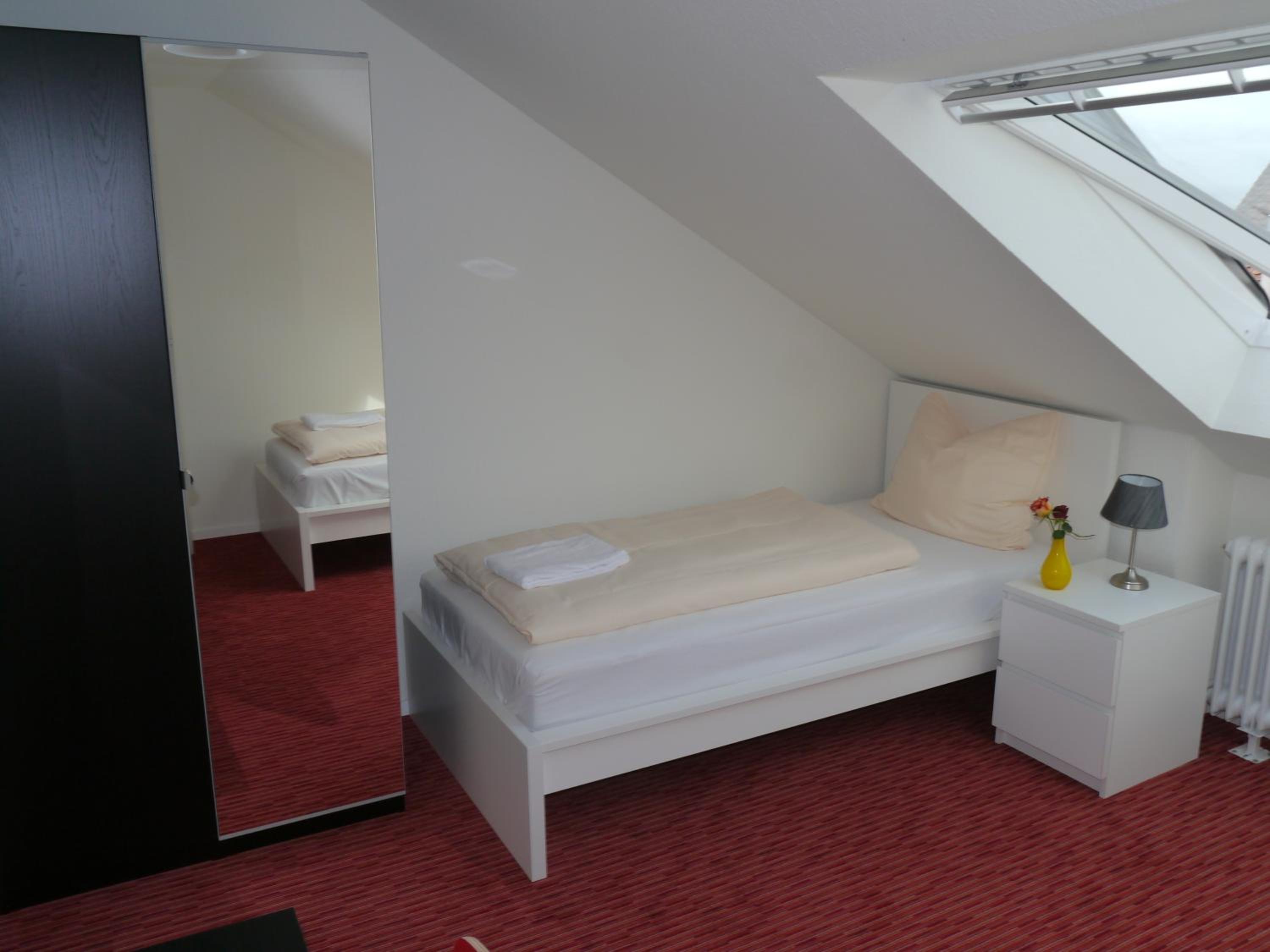 Twin Room - Photo 2