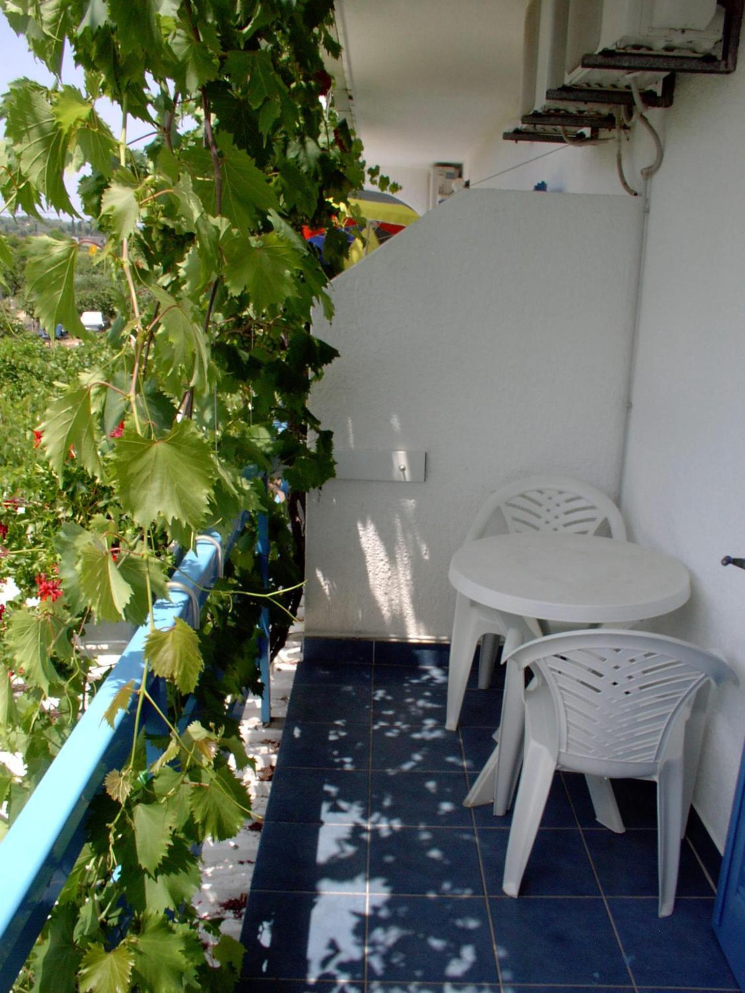 Studio with Balcony - Photo 6