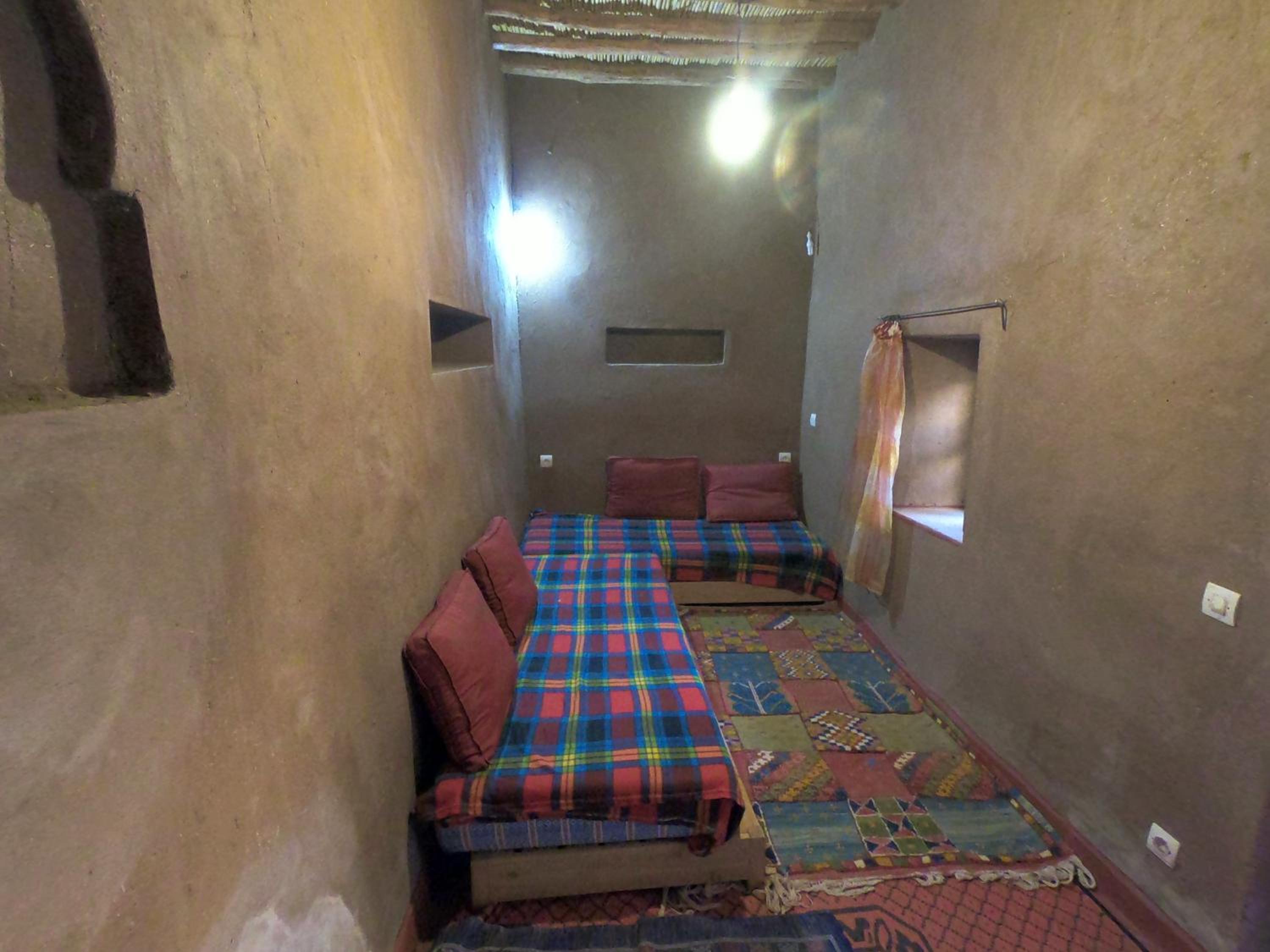 Basic Triple Room with Shared Bathroom photo 1