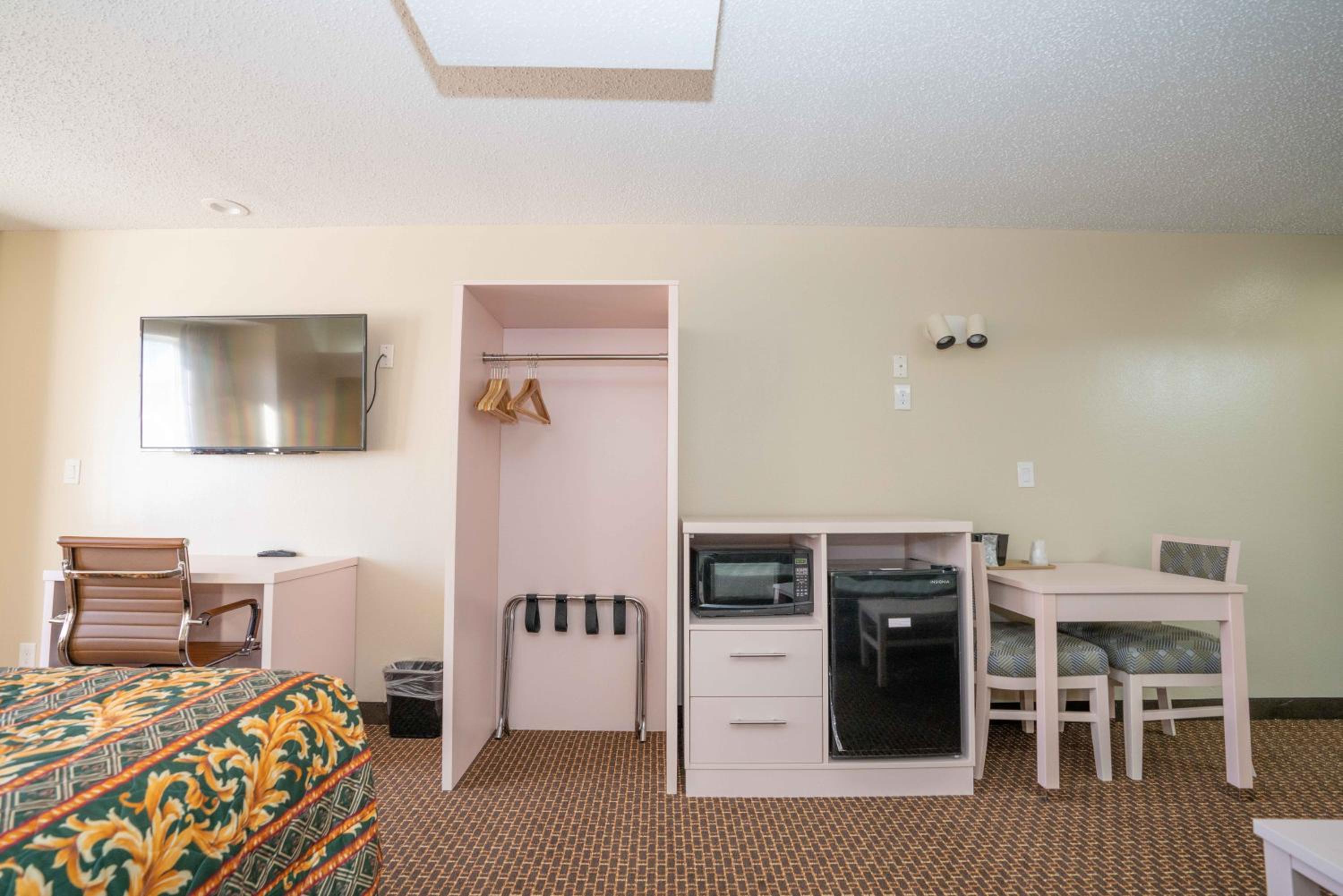 Deluxe King Room - Photo 2