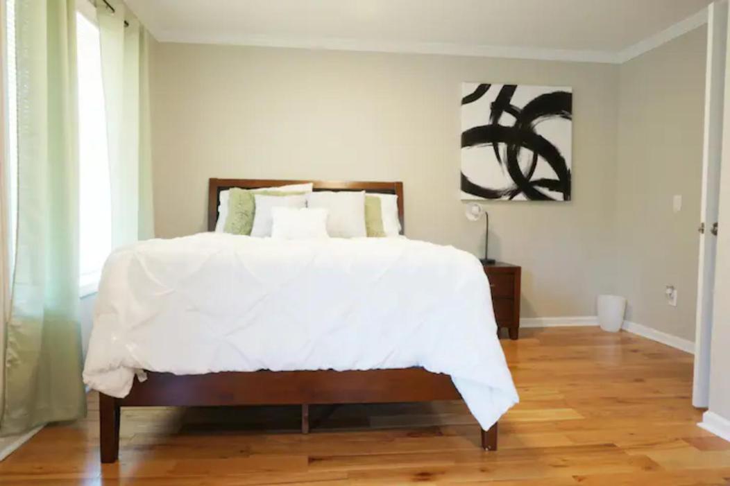 Queen Room with Balcony - Photo 1