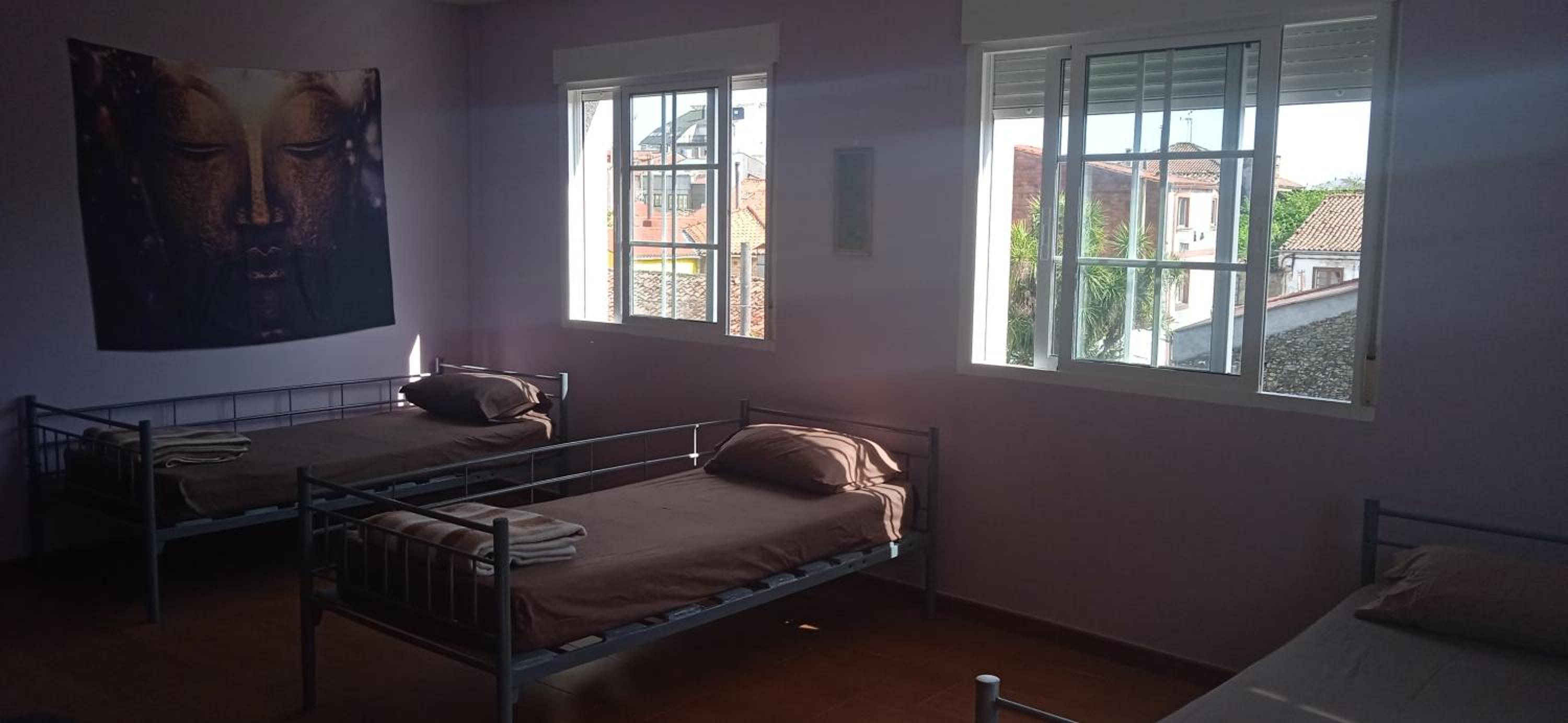 Cama individual en habitación compartida de 5 camas con baño privado