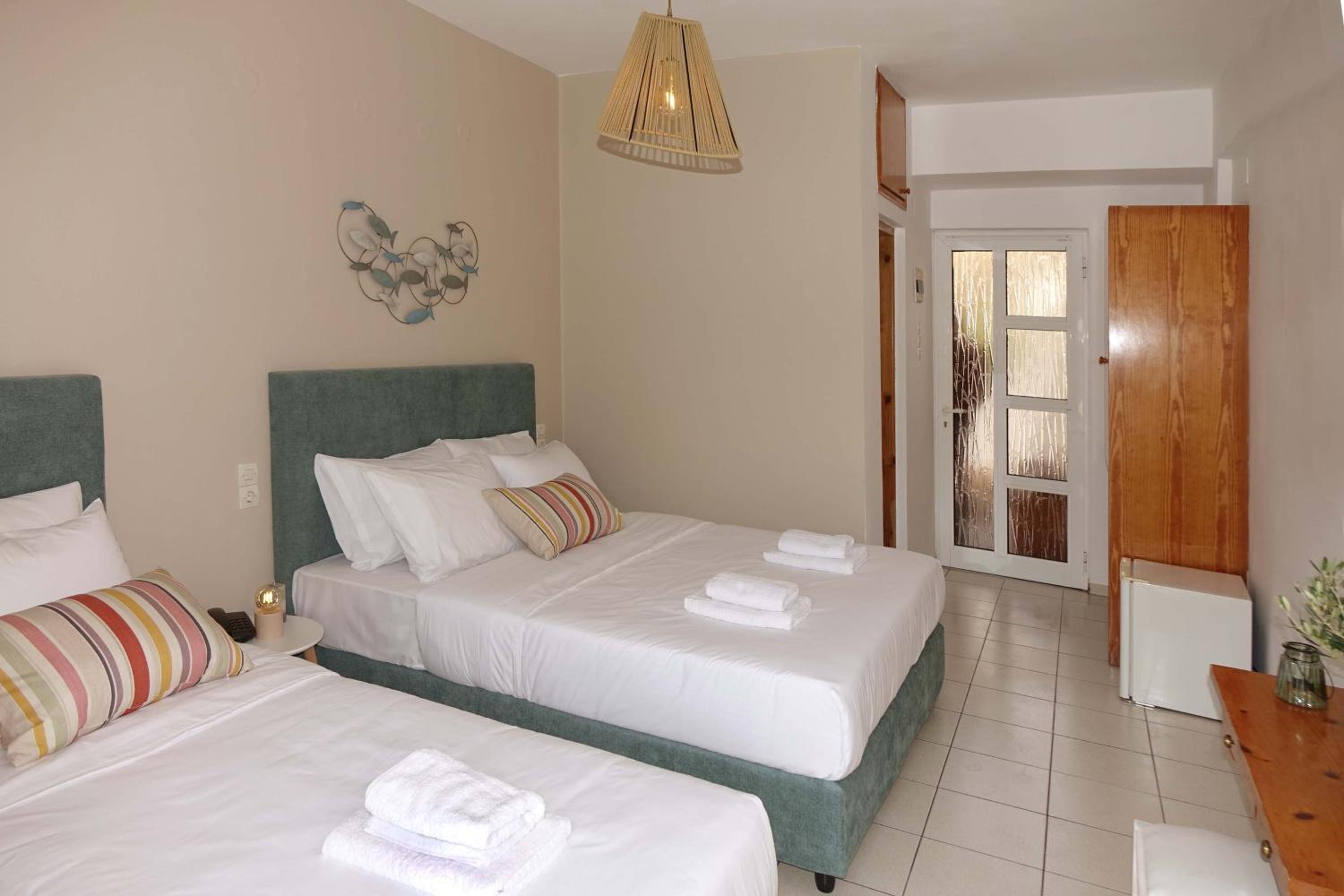 Triple Room with Balcony - Photo 11