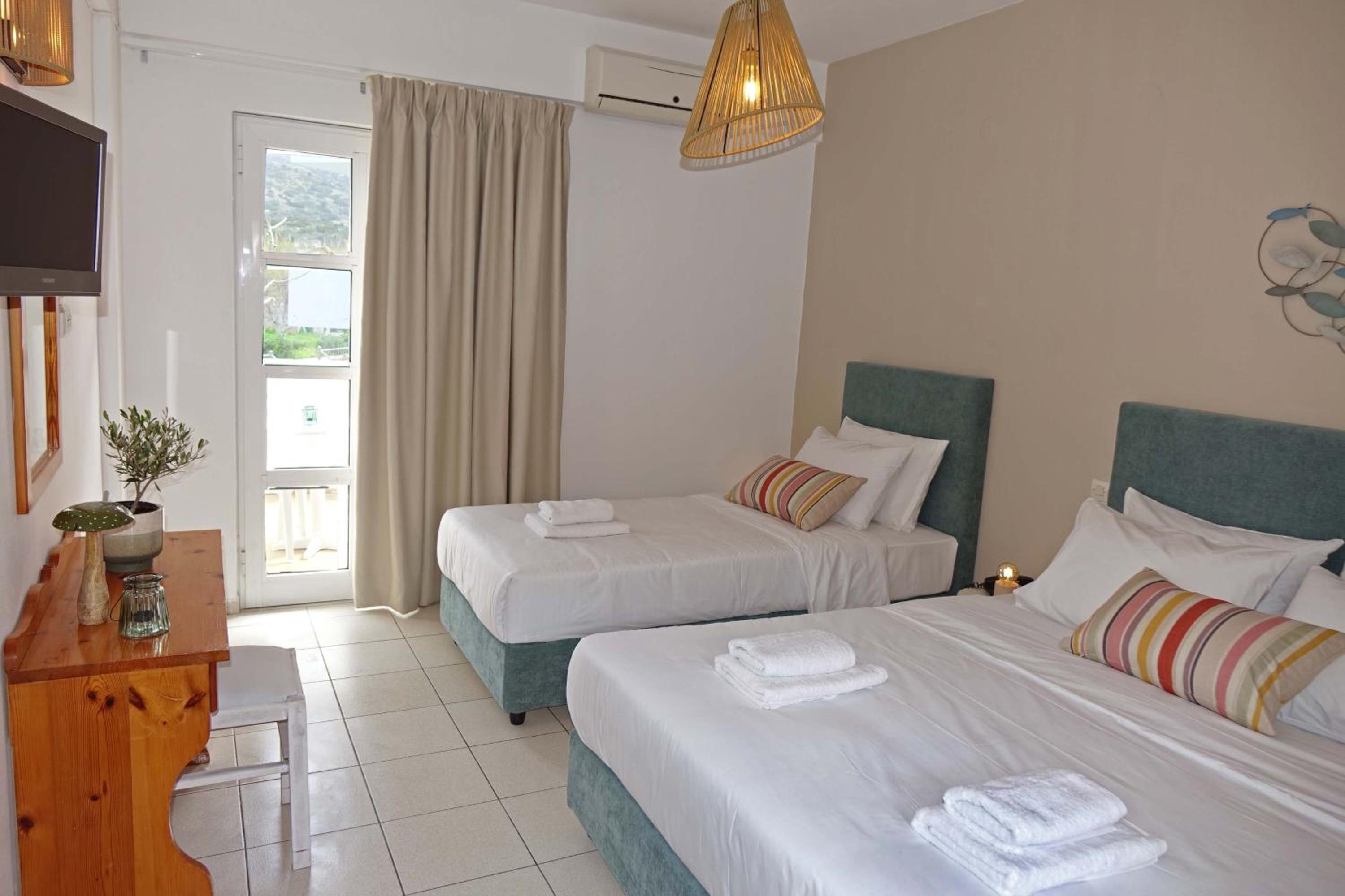 Triple Room with Balcony - Photo 10