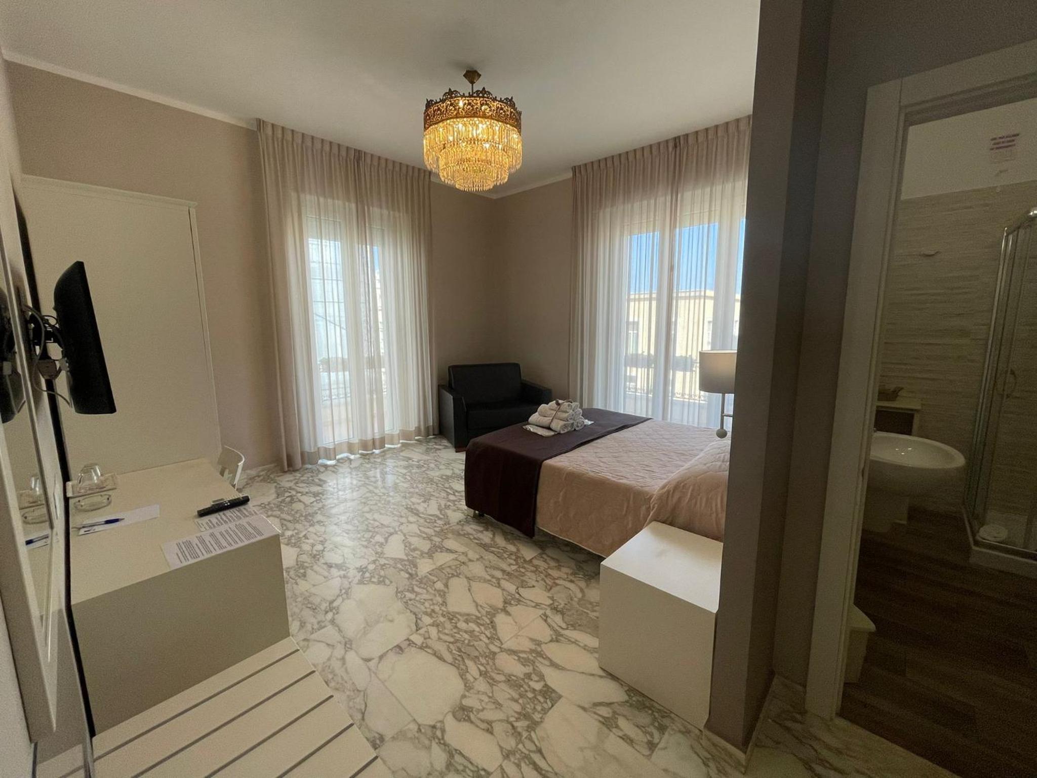 Standard Double Room - Photo 25