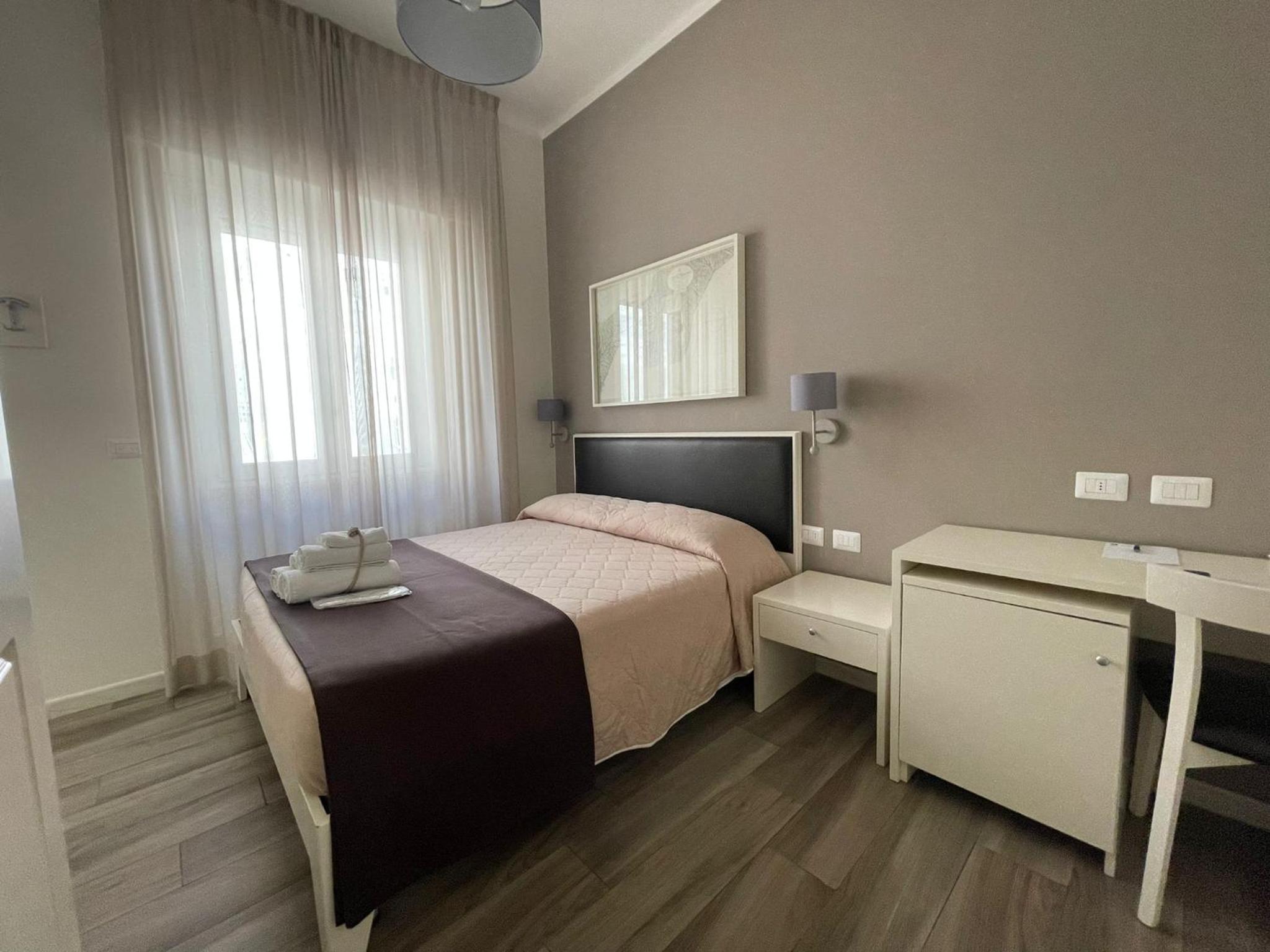 Standard Double Room - Photo 8