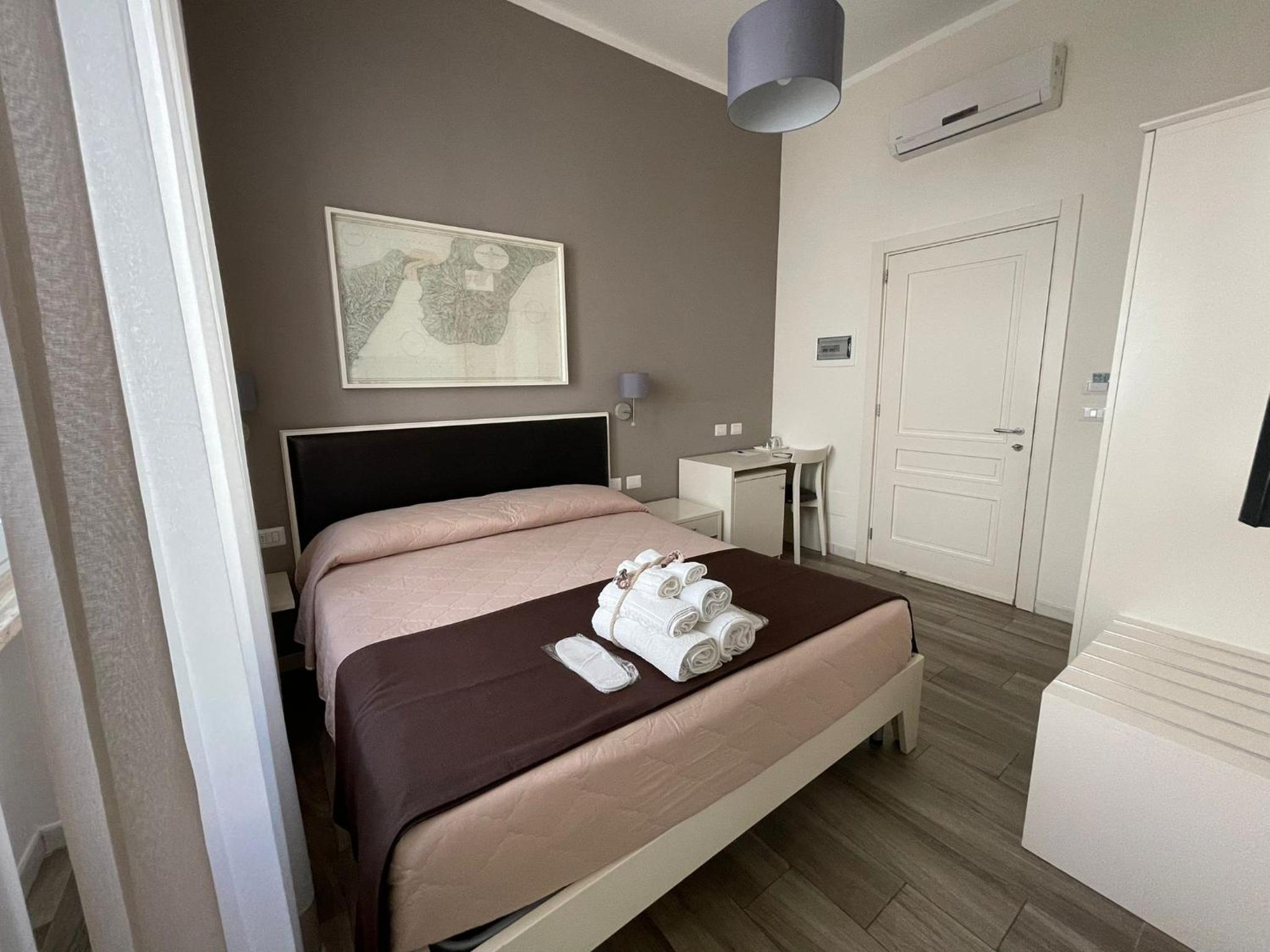 Standard Double Room - Photo 9