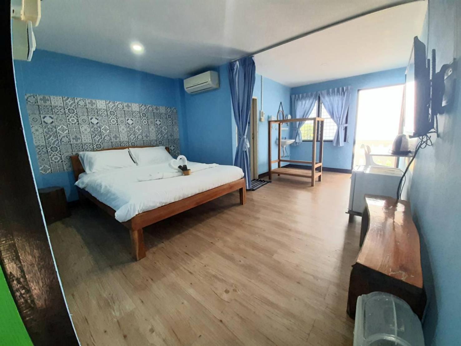 Queen Room with Balcony - Photo 11