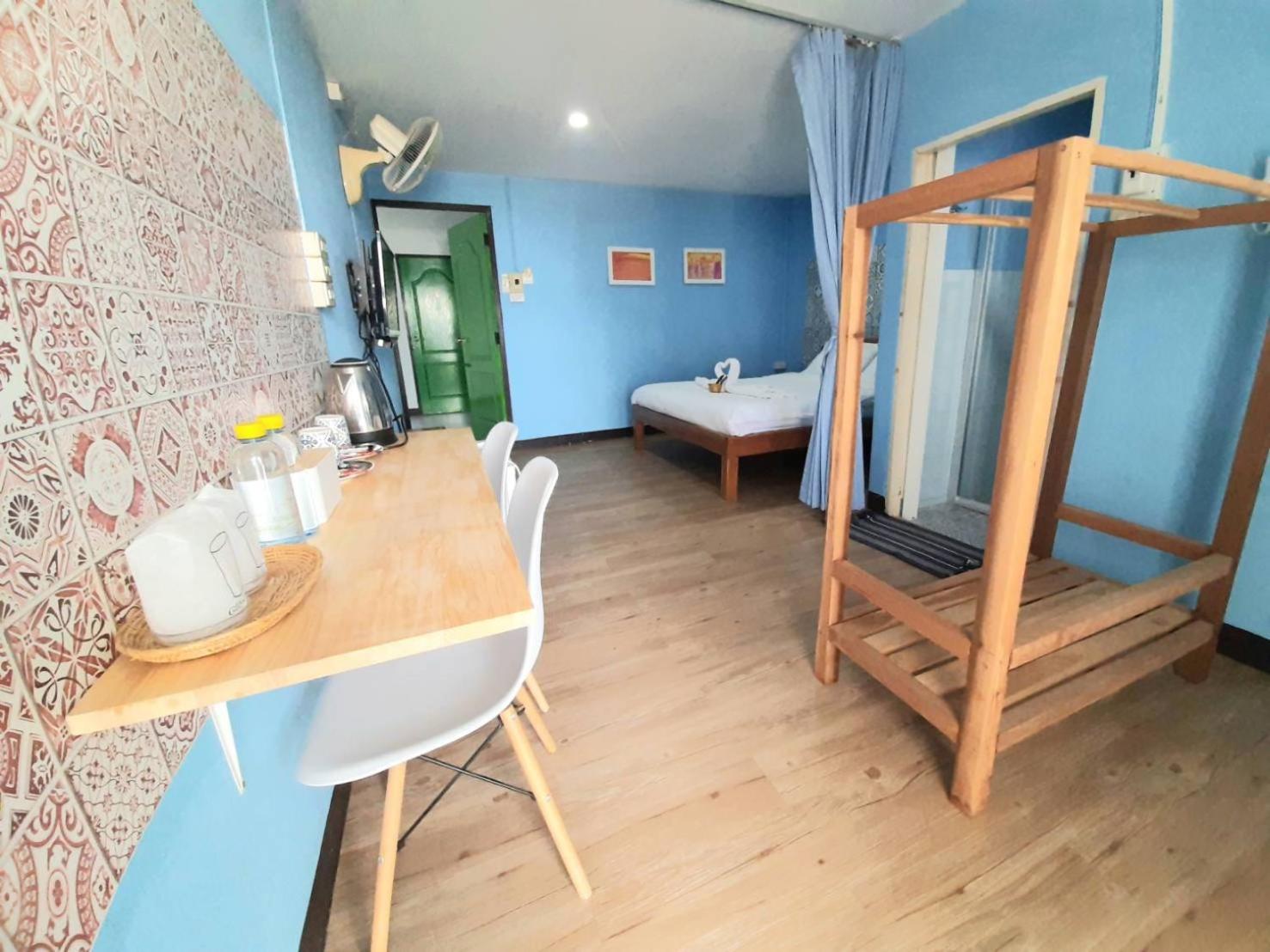 Queen Room with Balcony - Photo 10