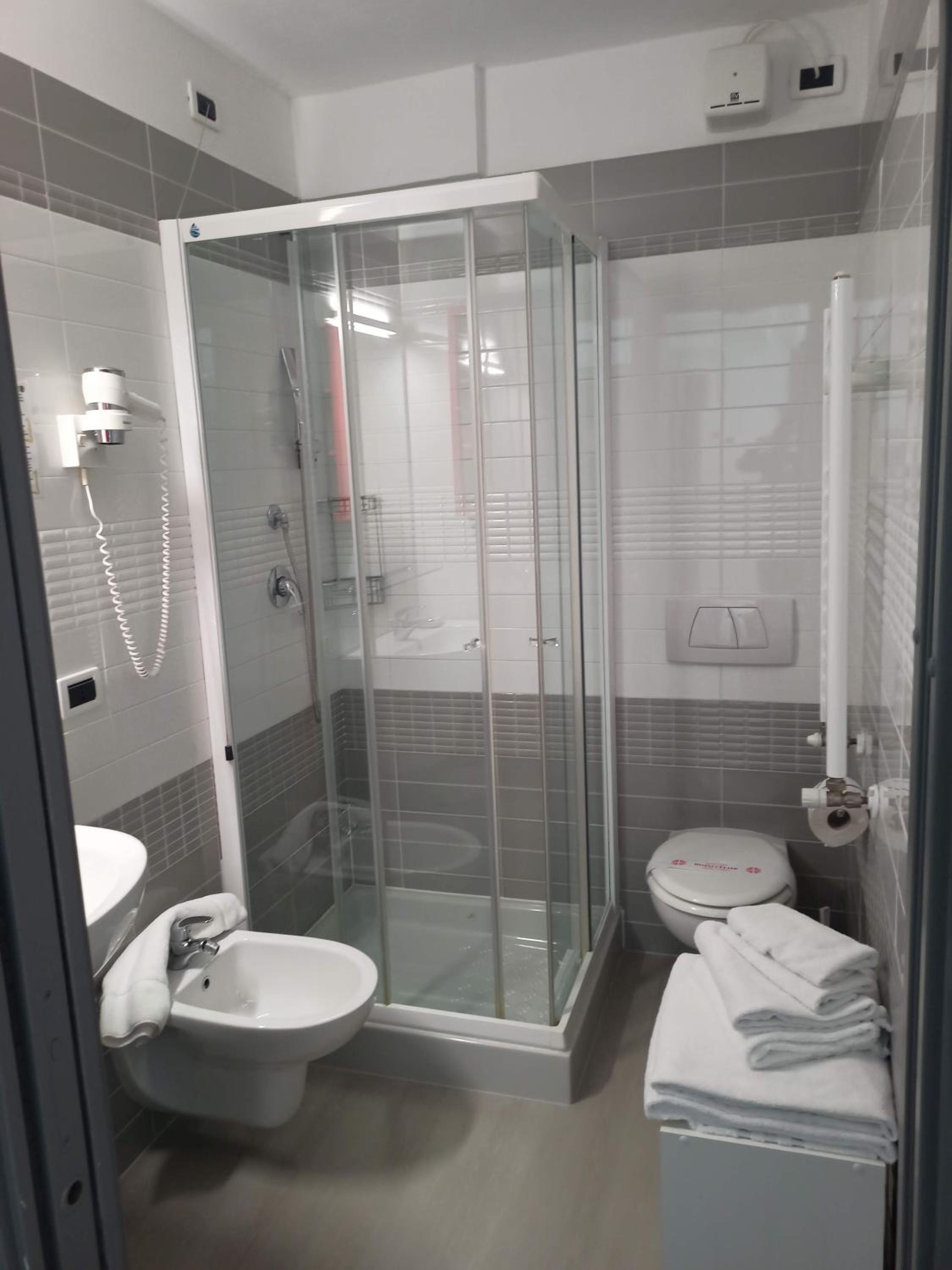 Junior Suite with Balcony - Photo 4