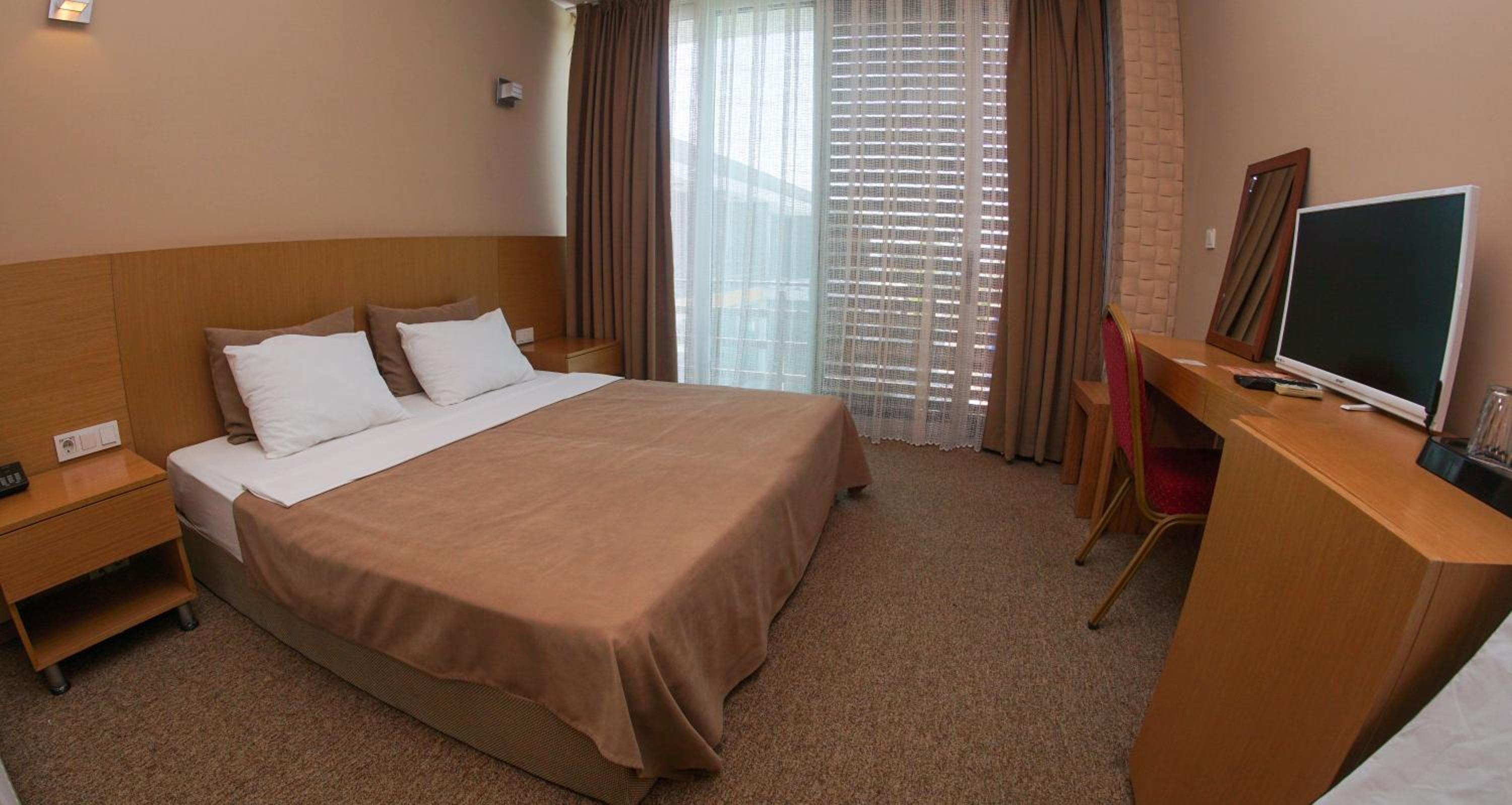 Standard Double Room with Lake View