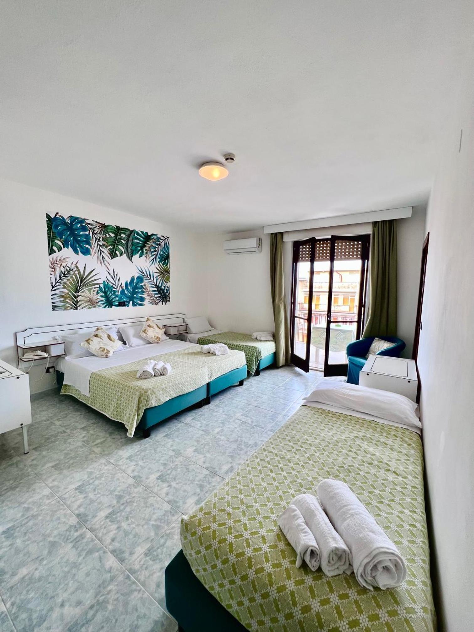 Quadruple Room with Sea View - Photo 16