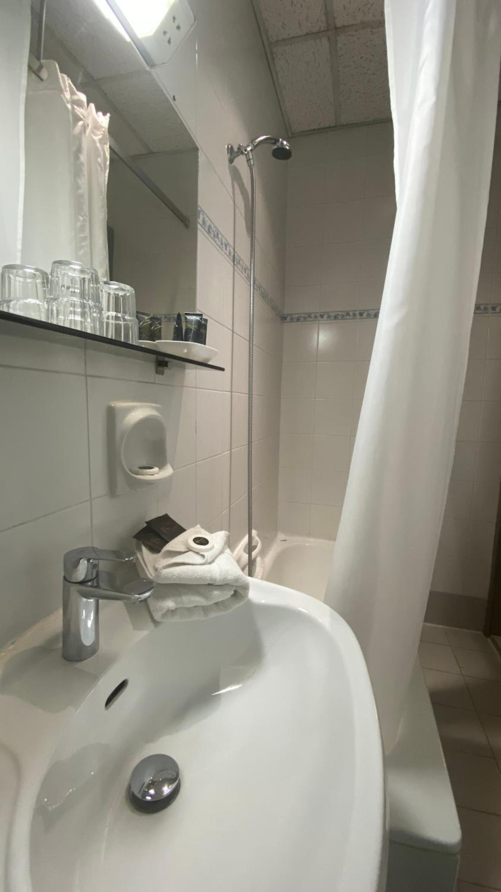 Superior Twin Room with Sea View - Photo 18