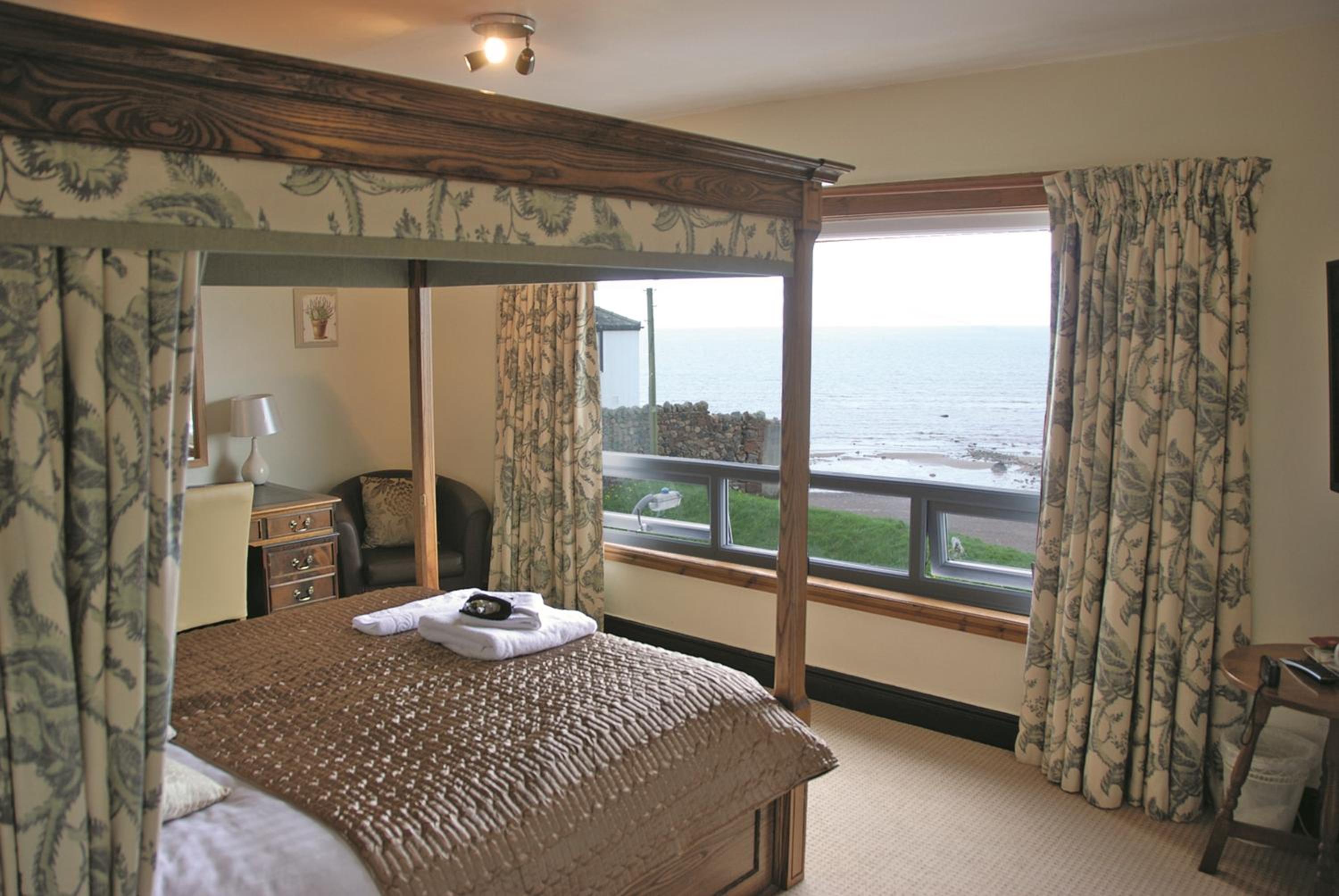 Double Room with Four Poster Bed - Photo 1