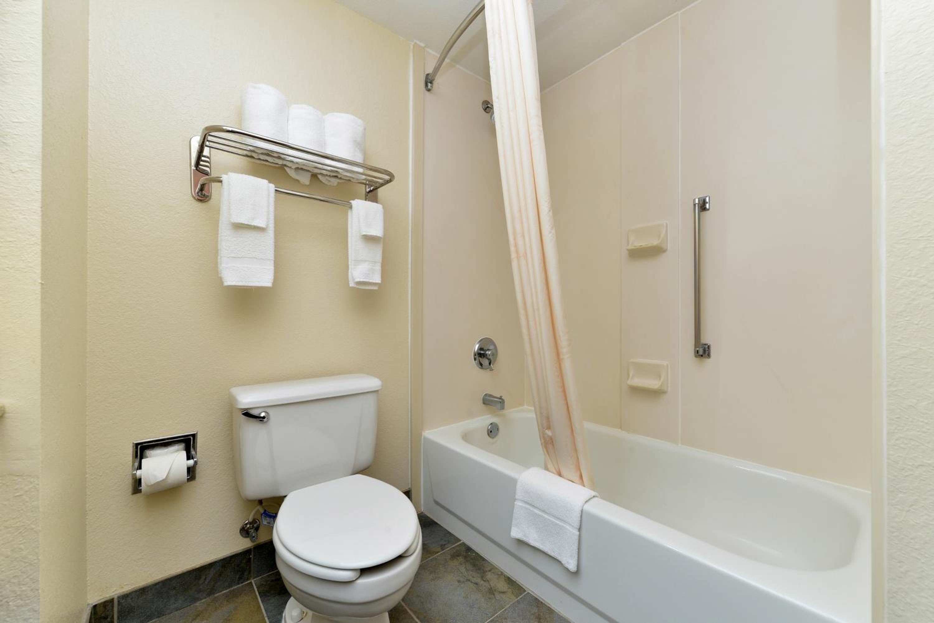 King Room - Non-Smoking - Photo 4