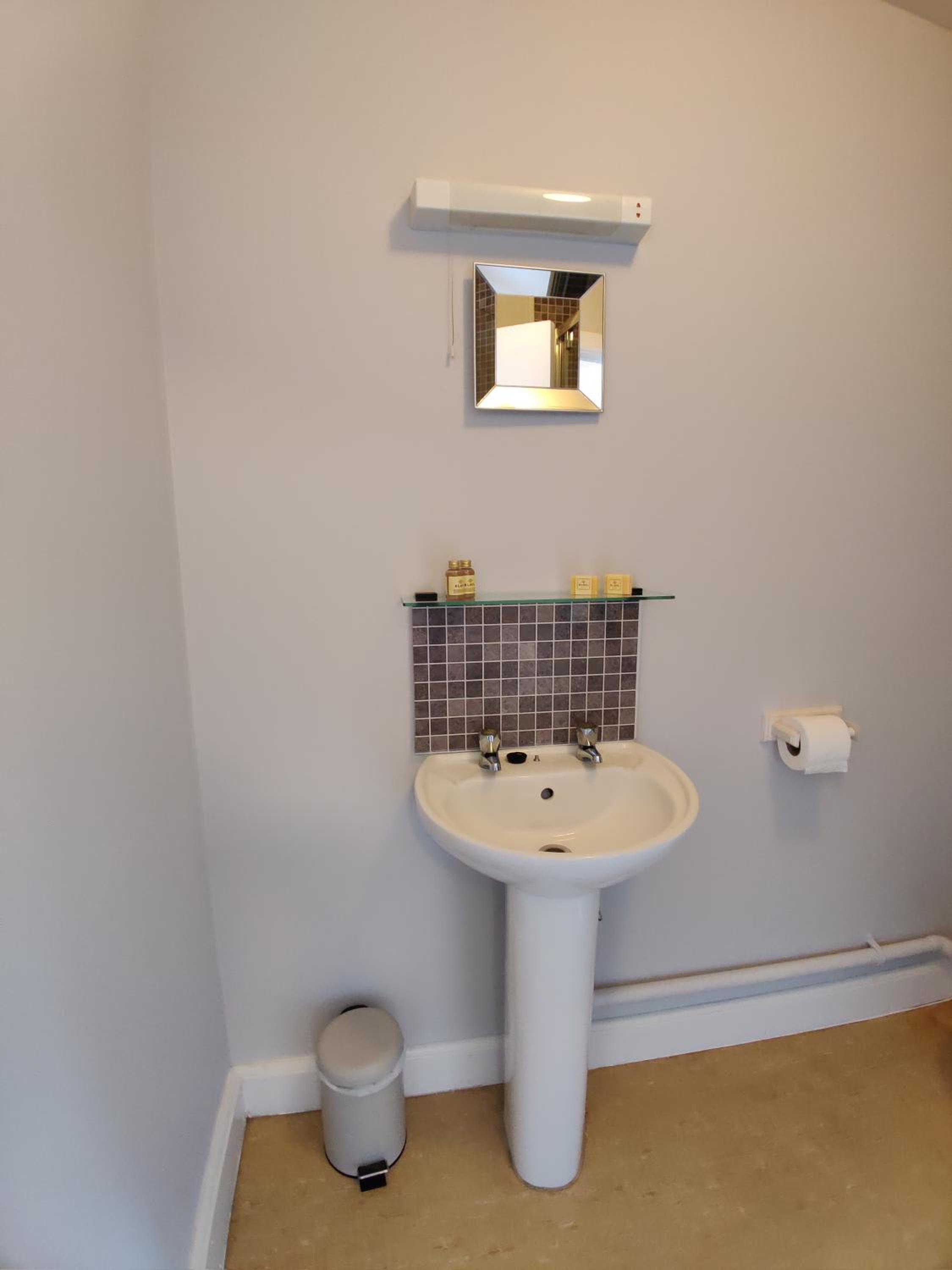 Twin Room - Photo 5