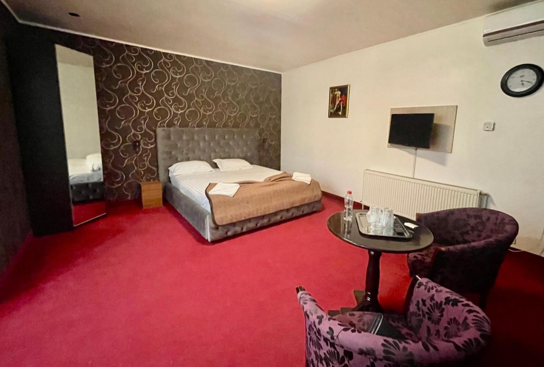 Deluxe Double Room with Balcony - Photo 21