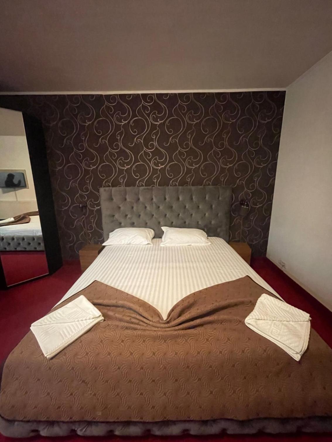 Deluxe Double Room with Balcony - Photo 17