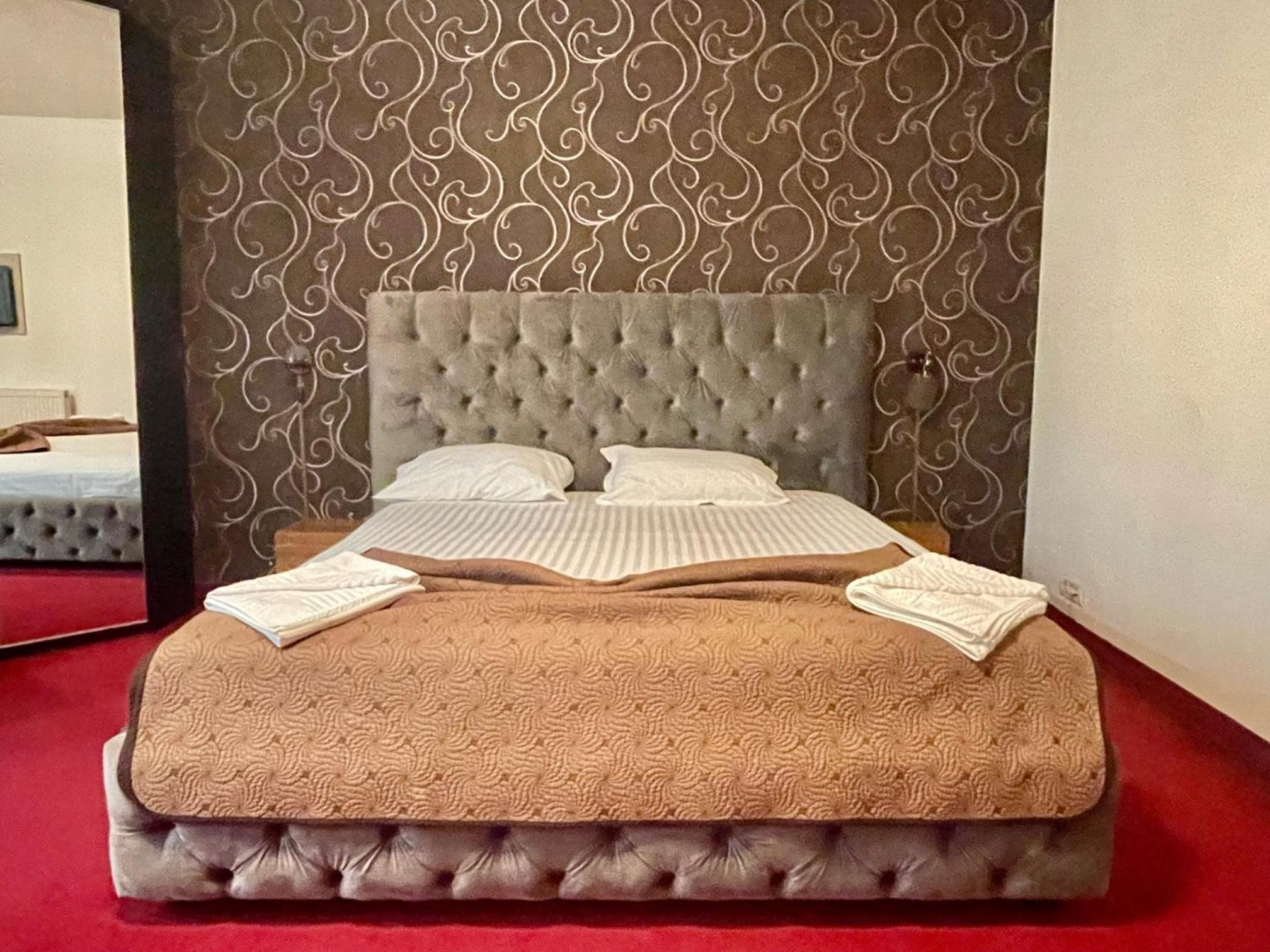 Deluxe Double Room with Balcony - Photo 18