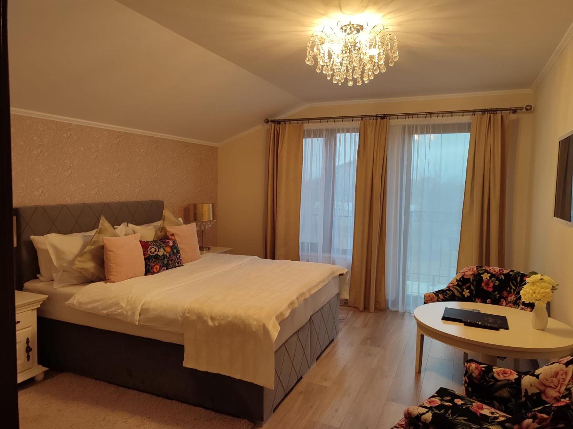 Queen Room with Balcony - Photo 1