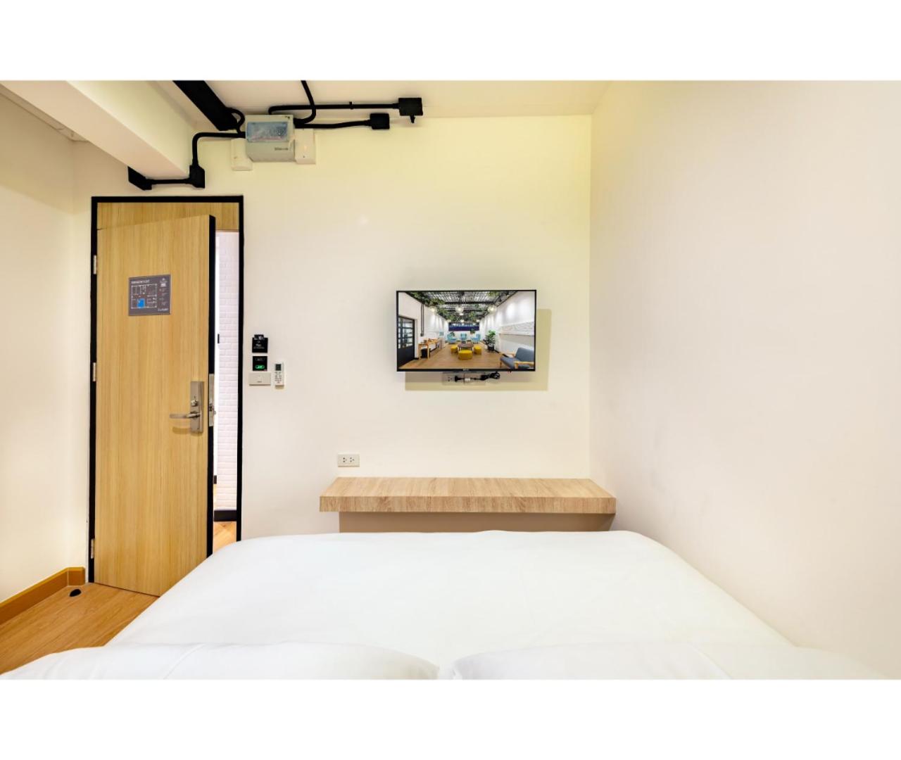 Double Room with Shared Bathroom photo 3