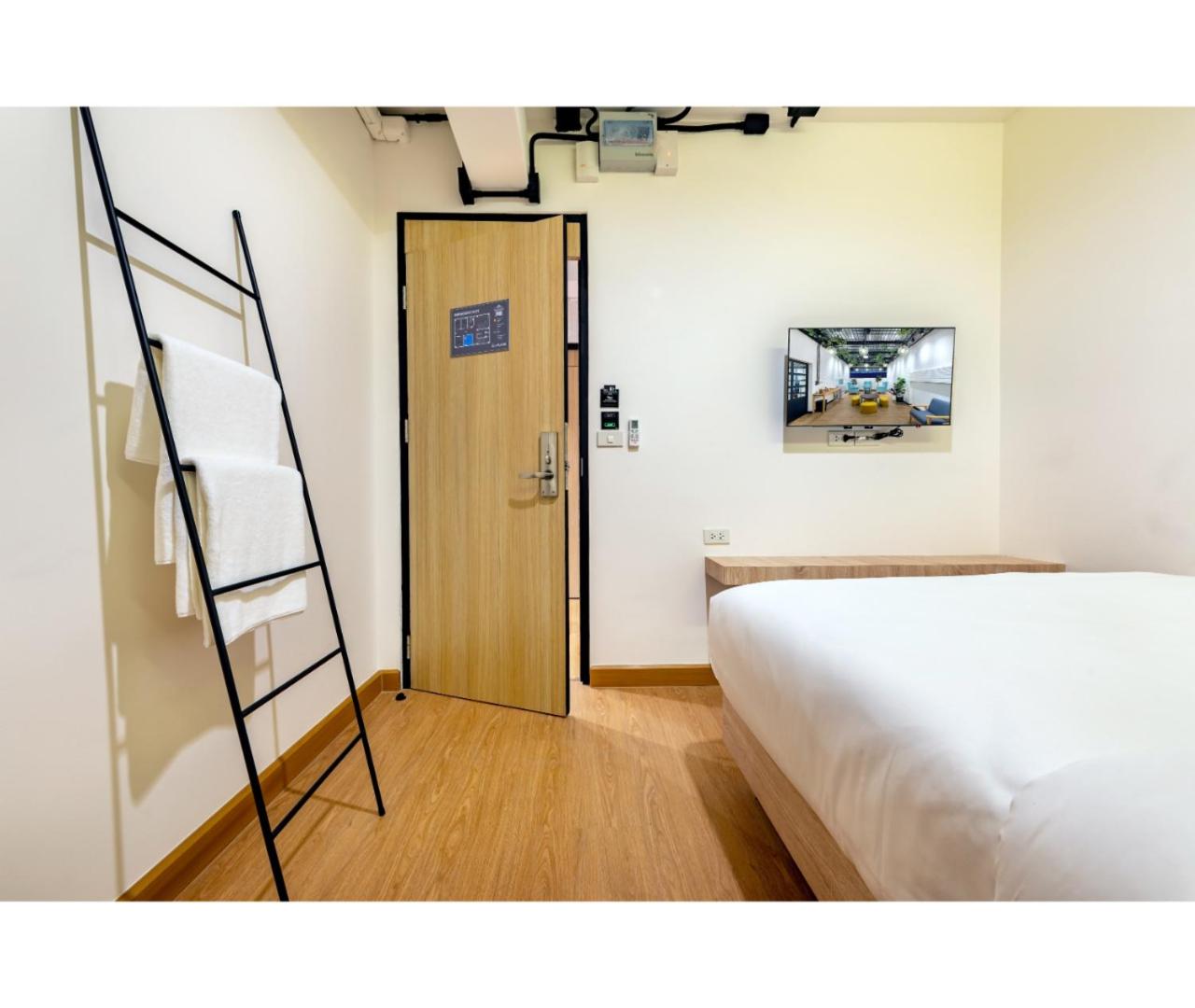 Double Room with Shared Bathroom photo 2