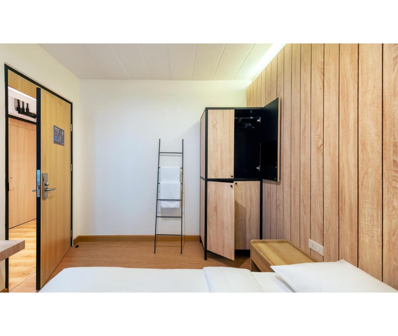 Deluxe Queen Room with Shared Bathroom photo 3