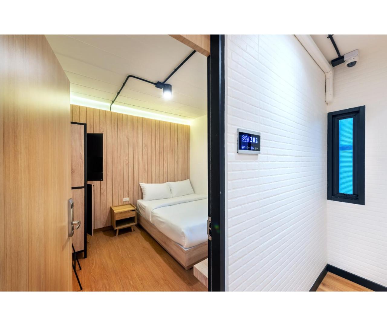 Deluxe Queen Room with Shared Bathroom photo 2