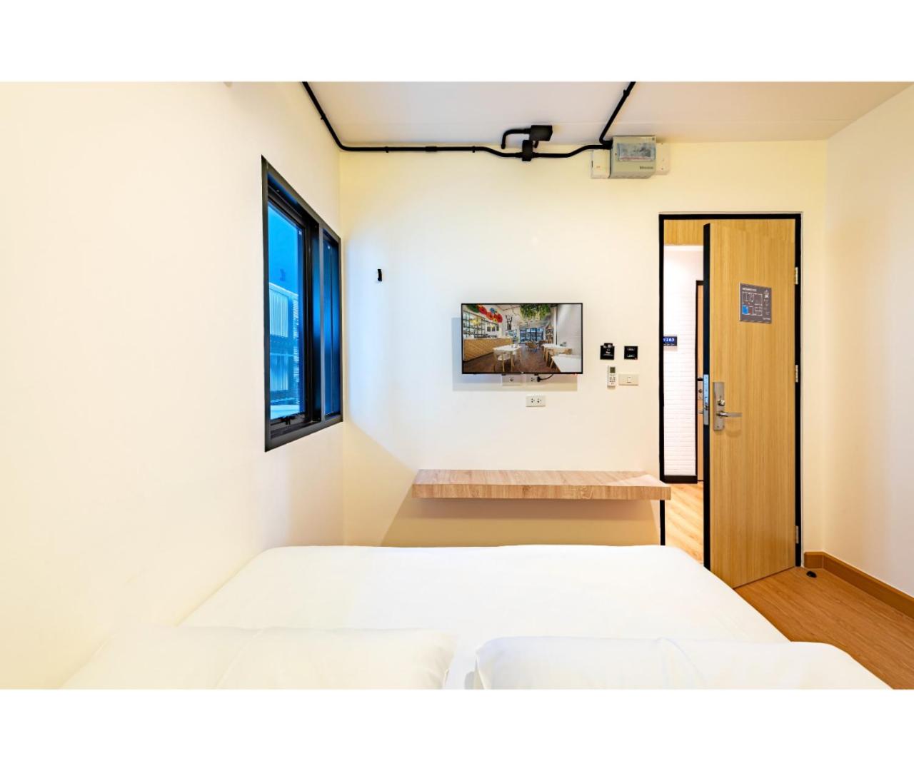 Deluxe Queen Room with Shared Bathroom photo 1