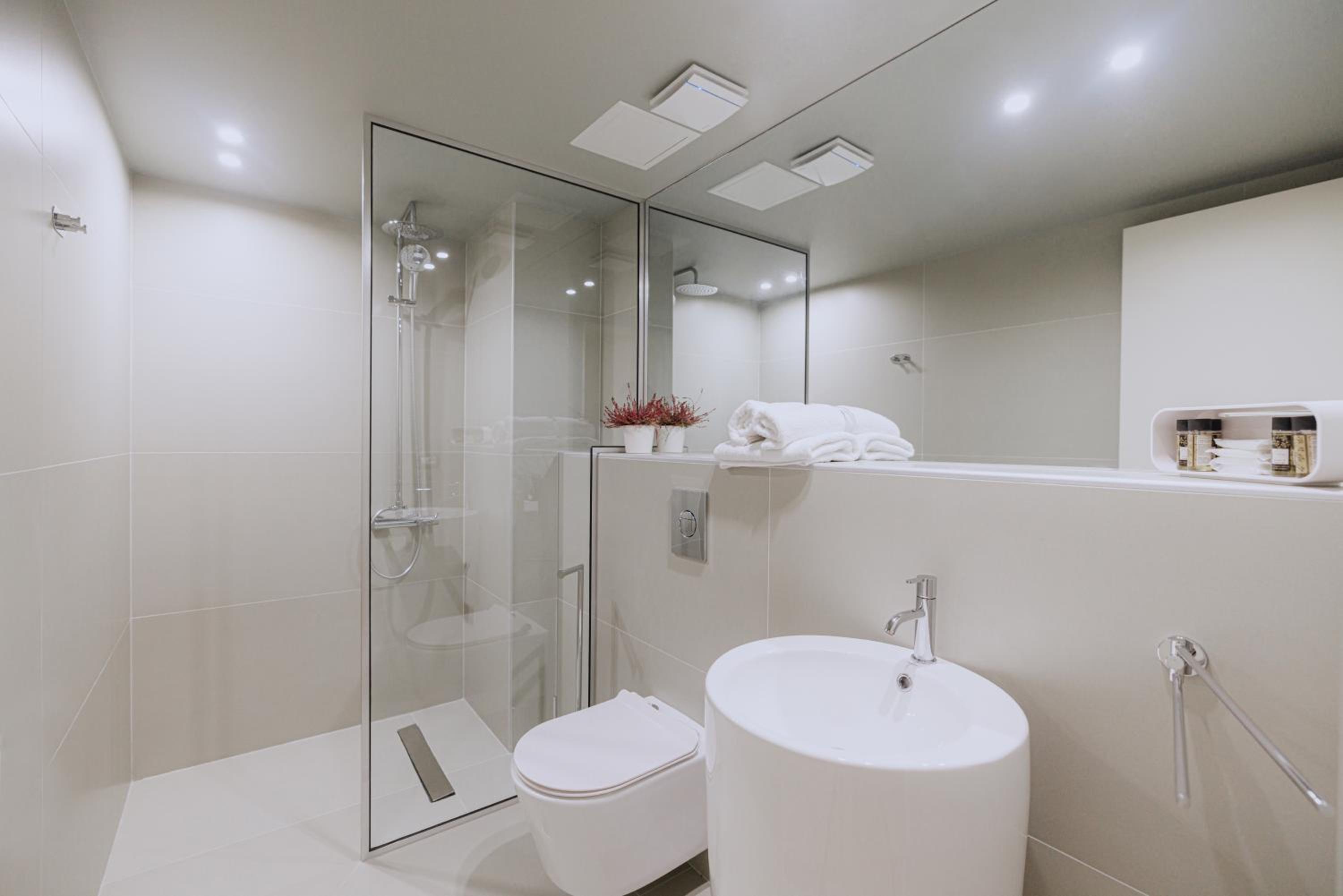 Double Room with Pool View - Photo 10