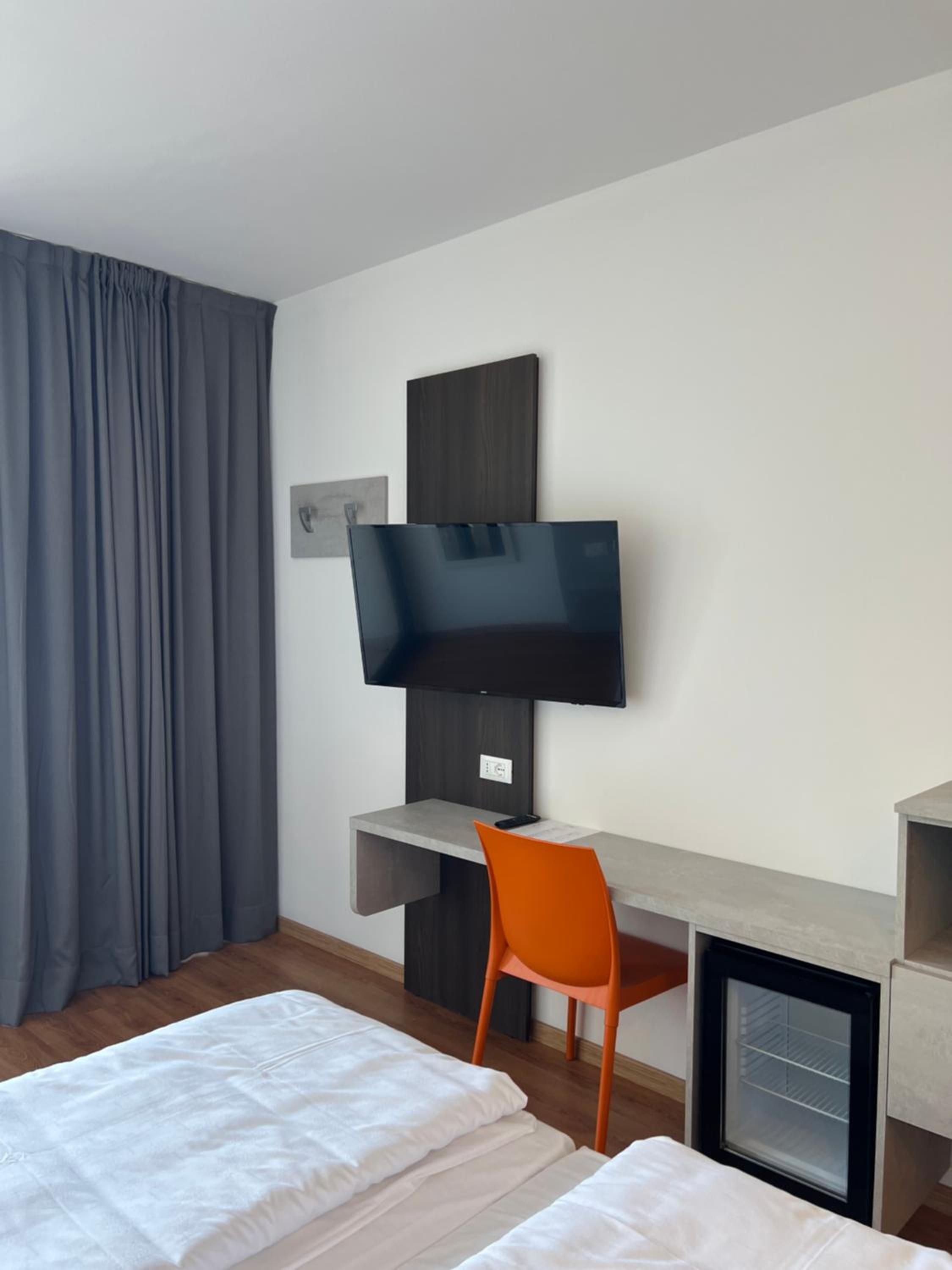 Double or Twin Room with Lake View - Photo 3