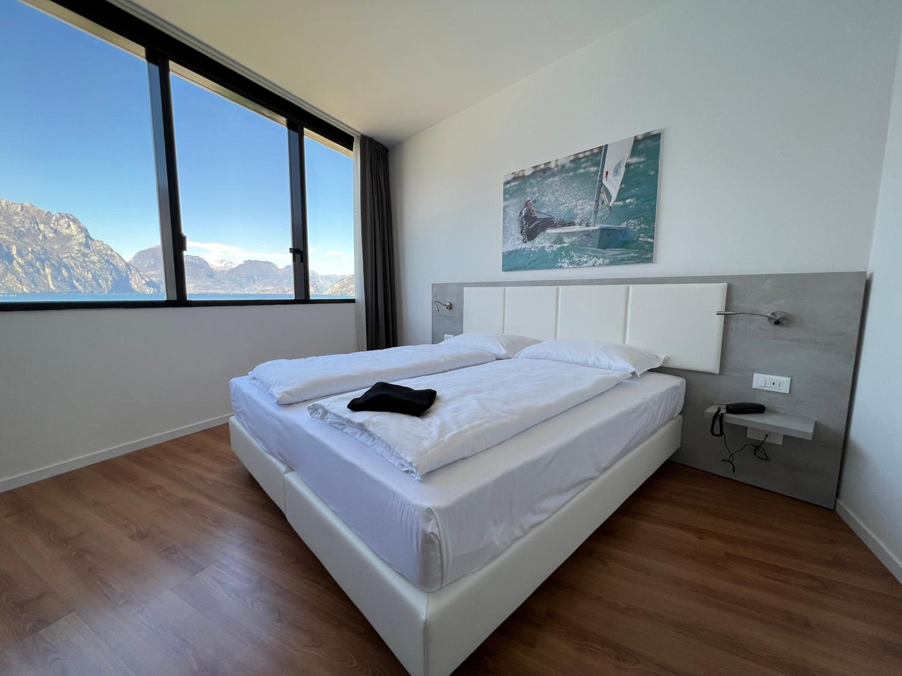 Double or Twin Room with Lake View - Photo 1