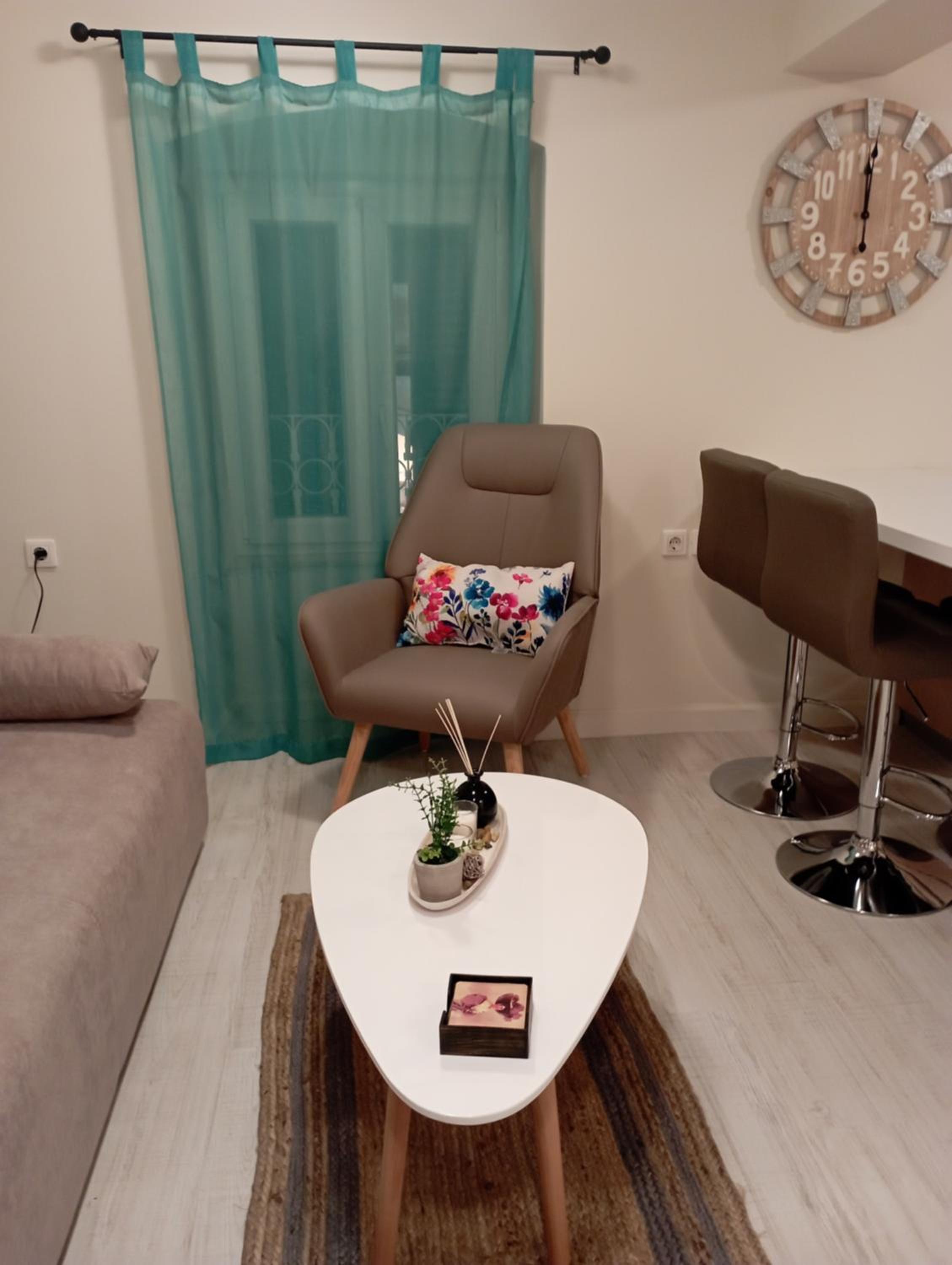 One-Bedroom Apartment photo 1
