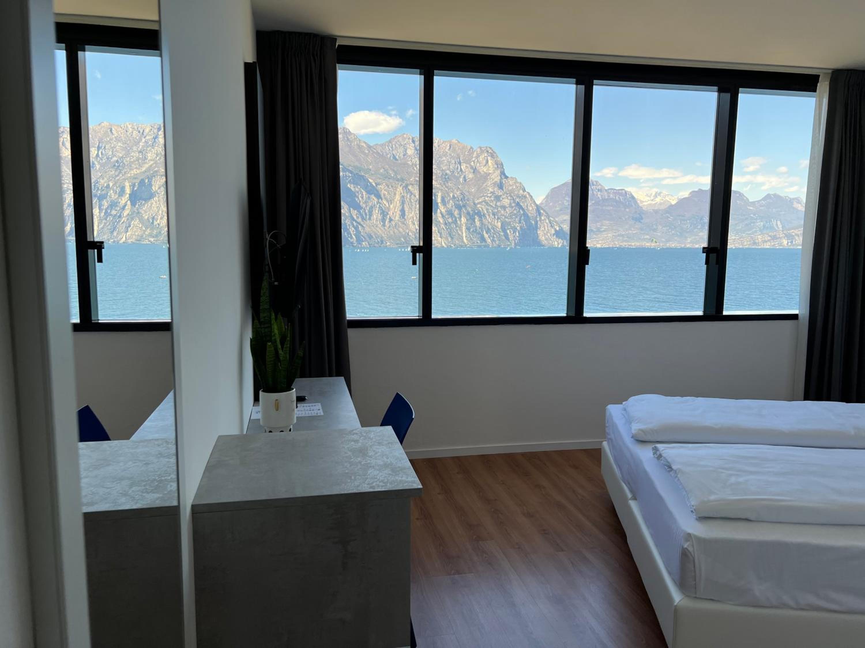 Double or Twin Room with Lake View - Photo 5
