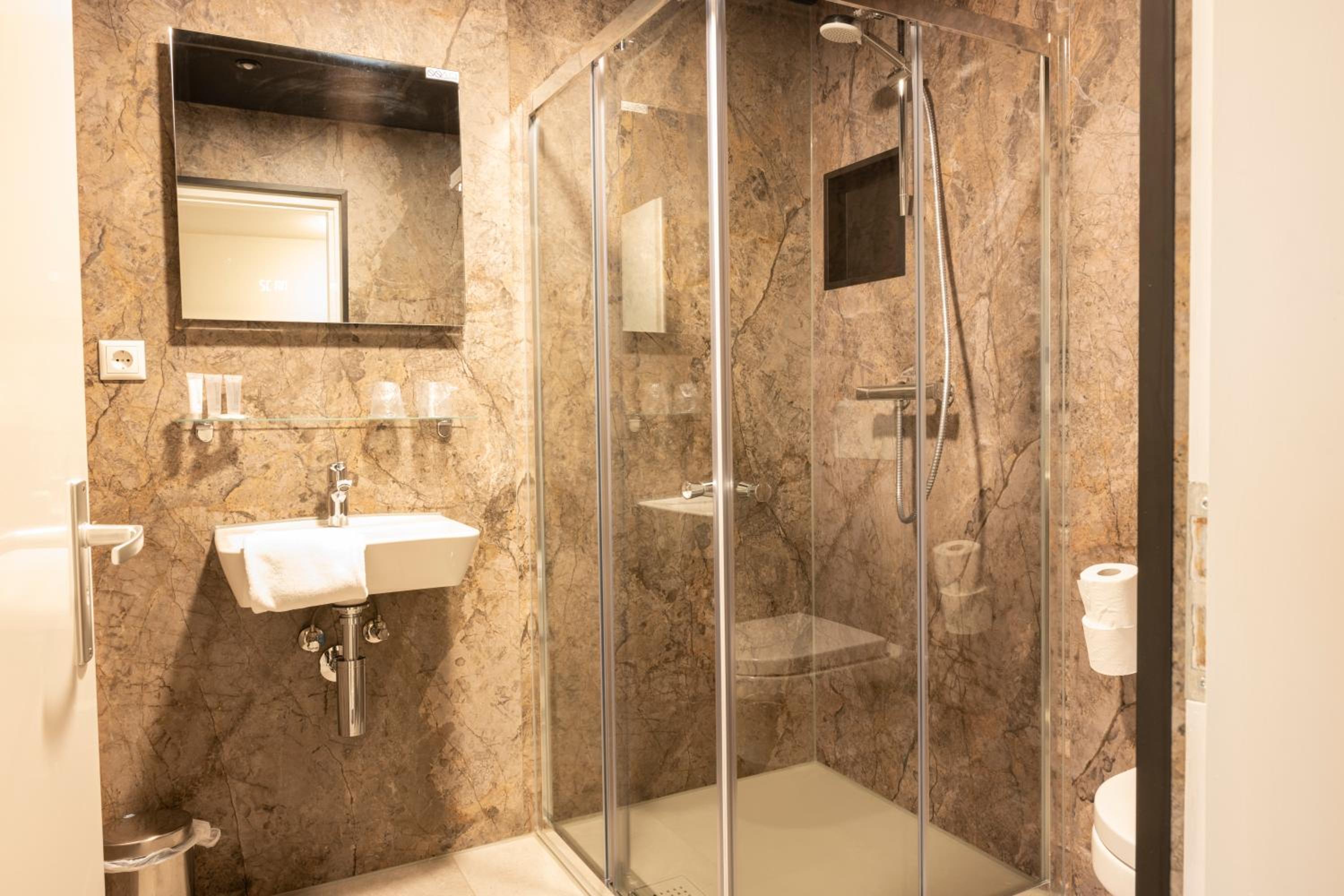 Standard Double Room - Photo 6