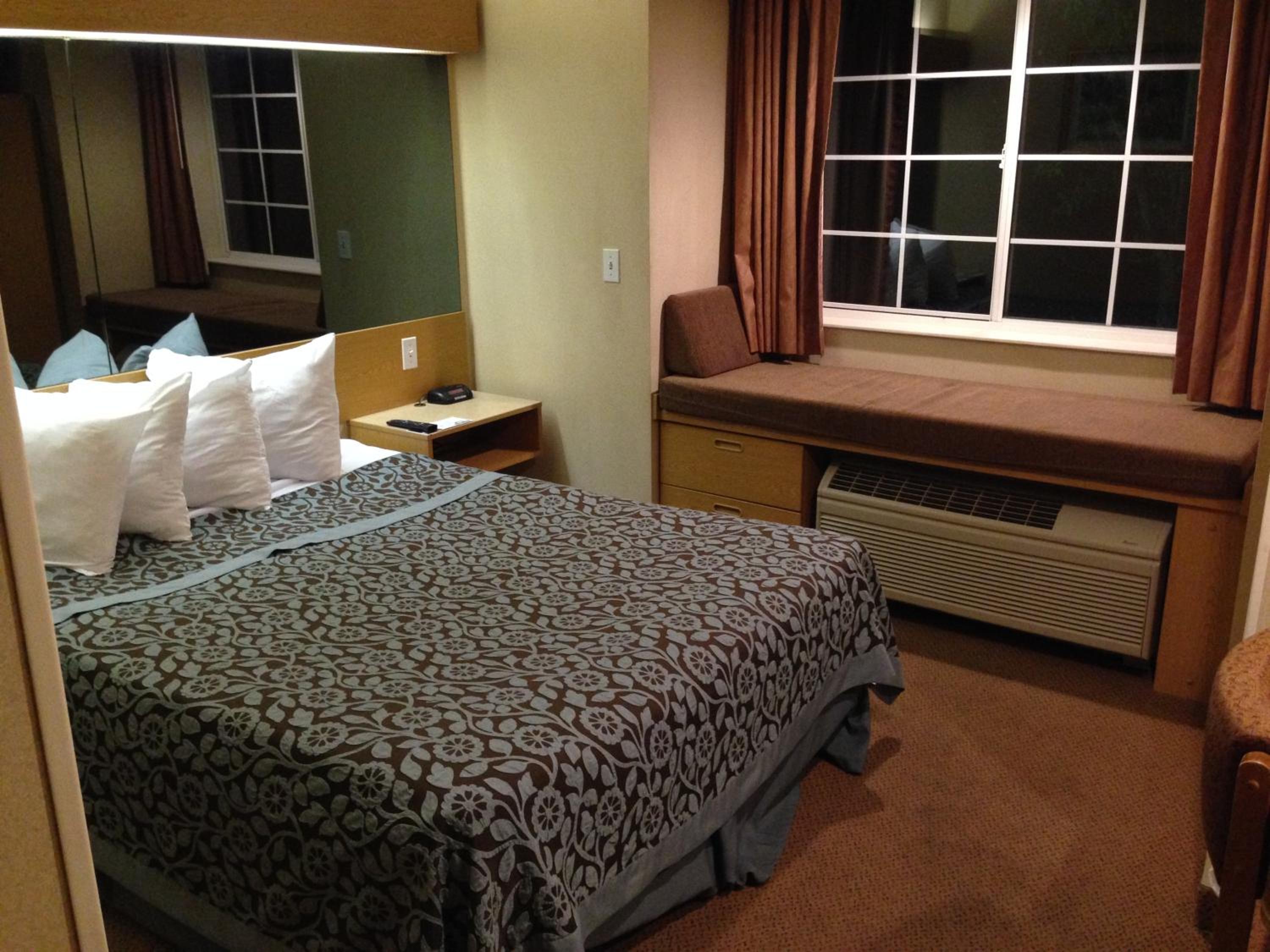 Queen Room With Two Queen Beds - Non-Smoking photo 1