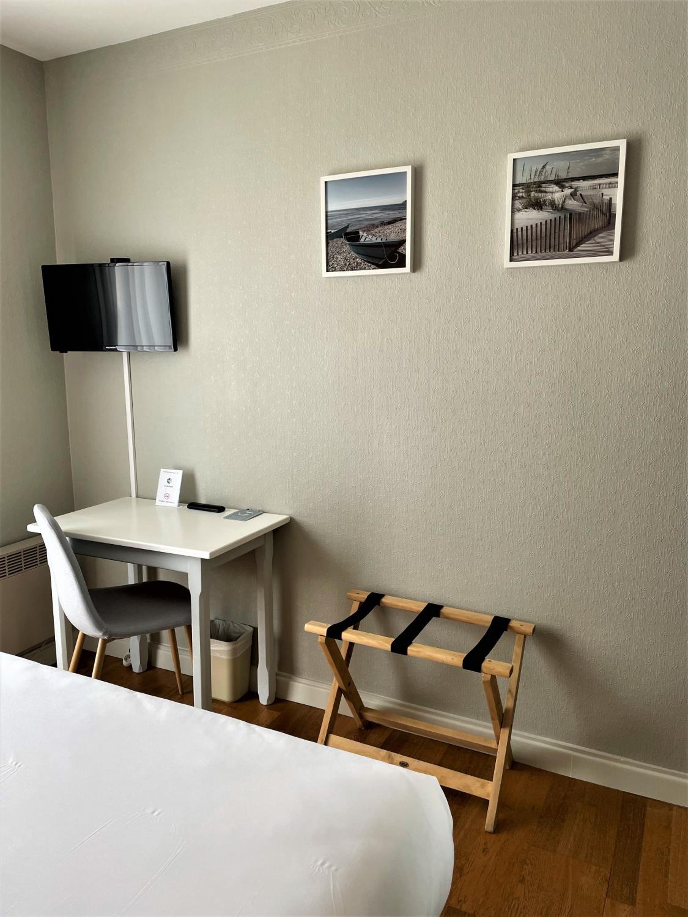 Standard Double Room - Photo 11