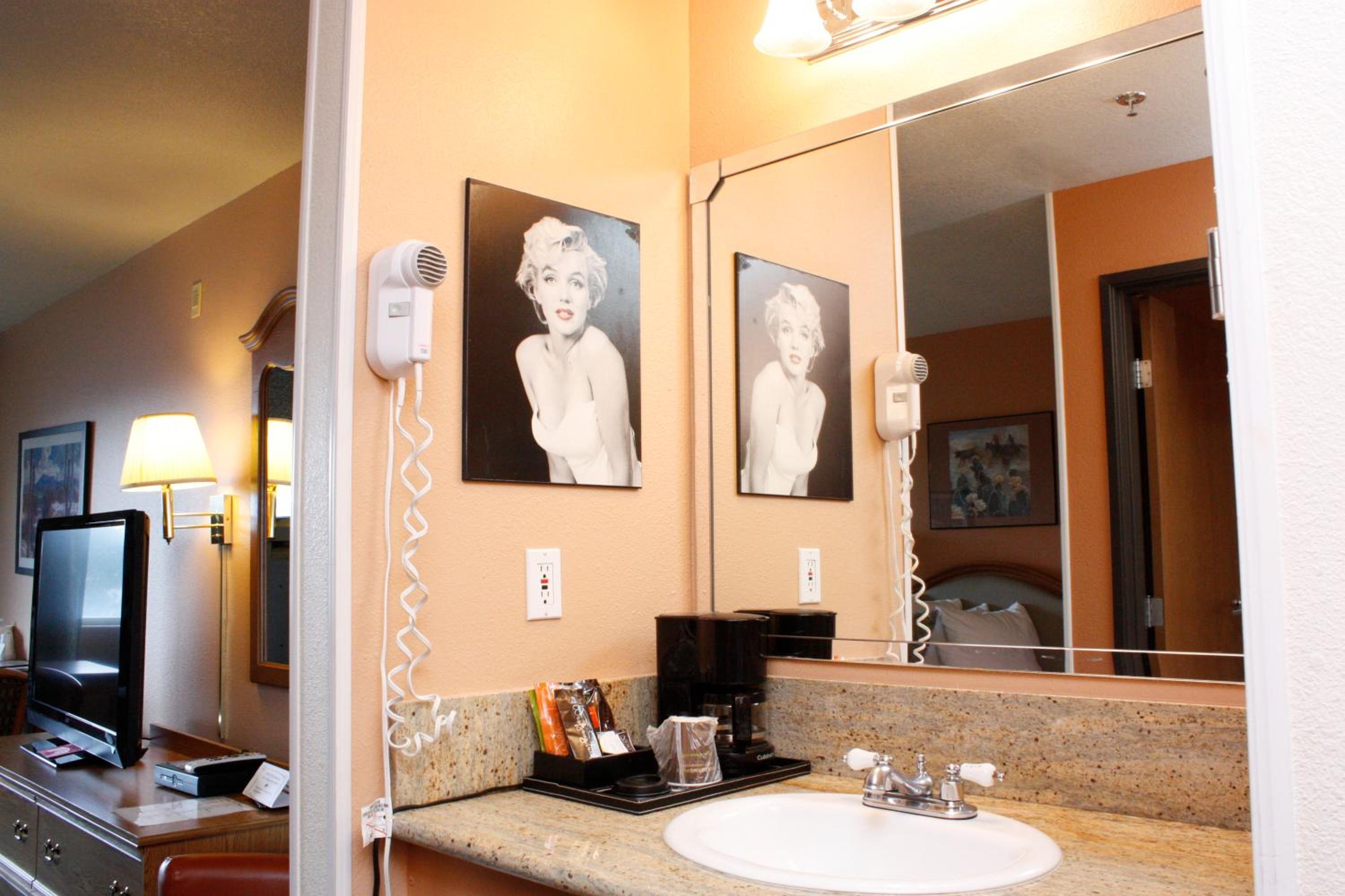 Standard Queen Room with Two Queen Beds - Photo 5