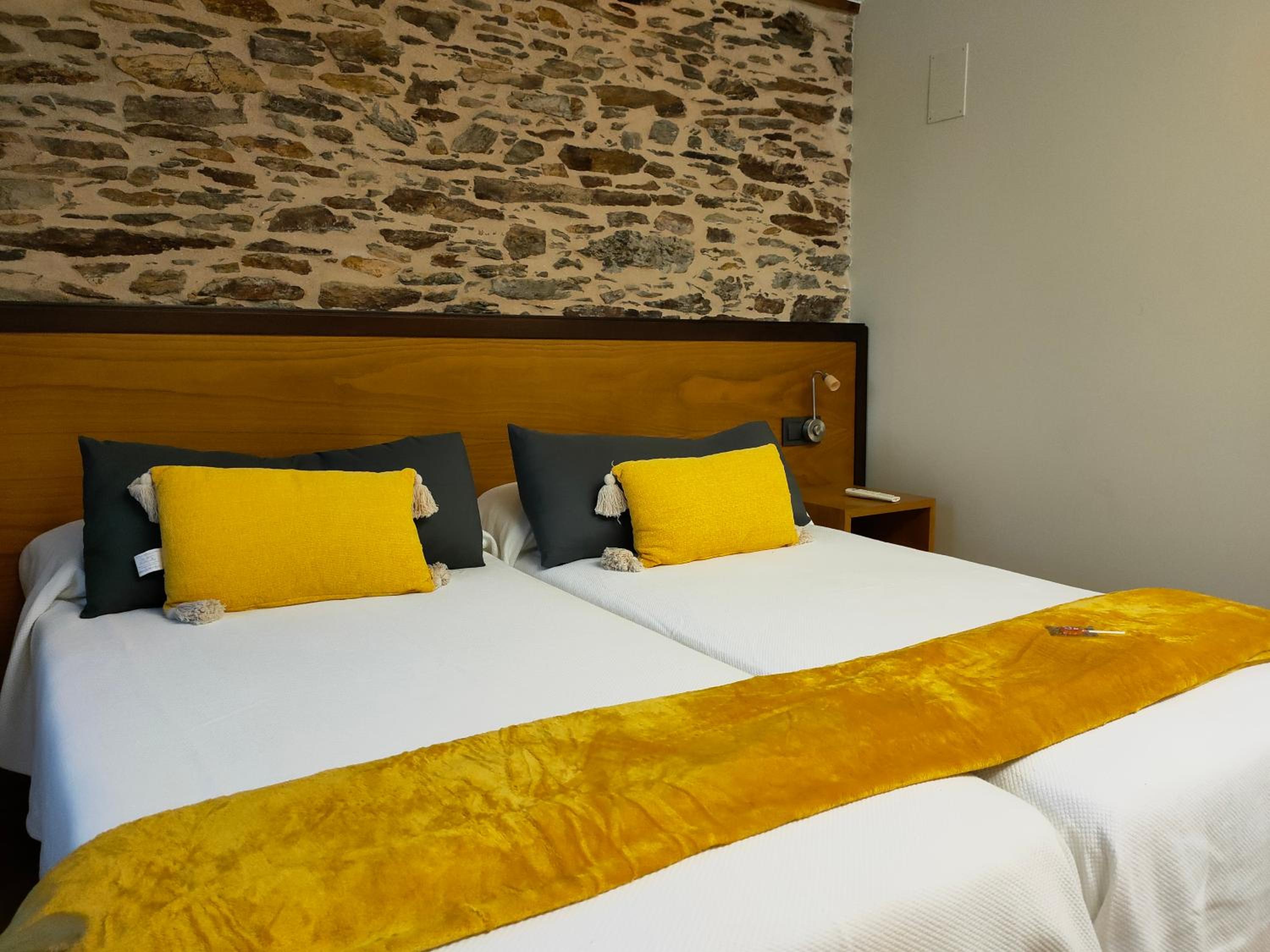 Twin Room with Private Bathroom - Photo 9