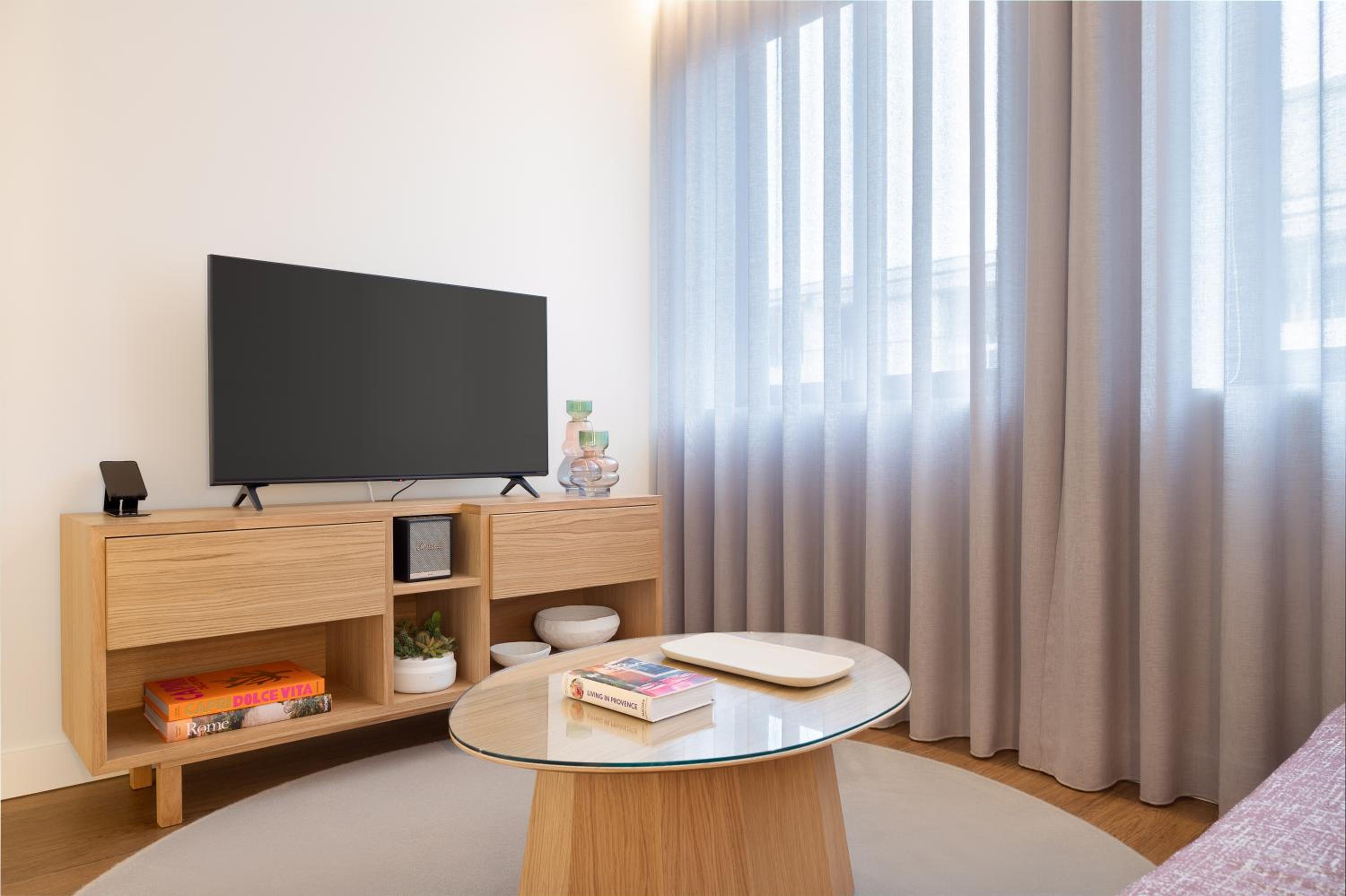 Premium Apartment with Street View - Photo 2