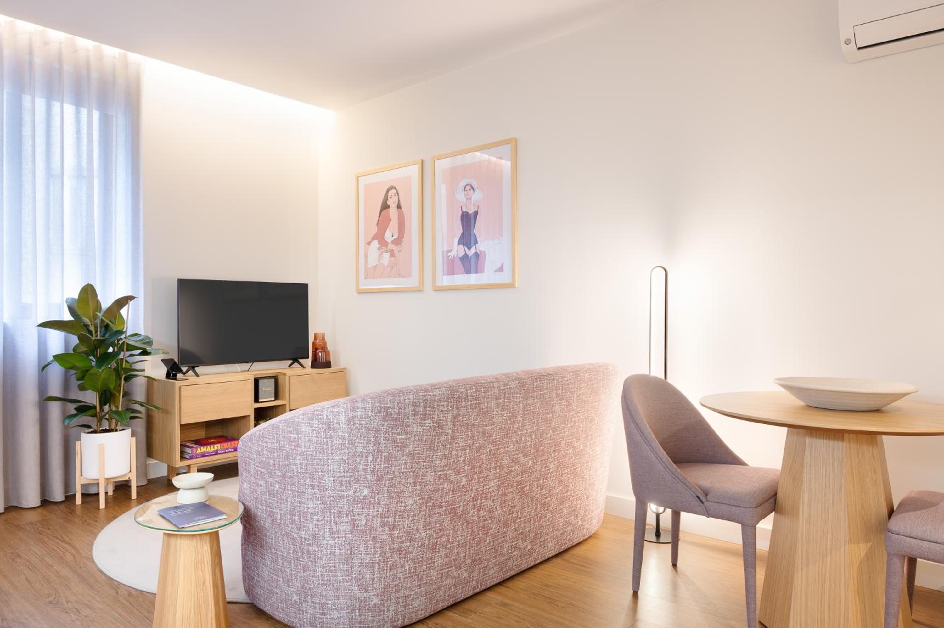 Apartment with Pateo View - Photo 3
