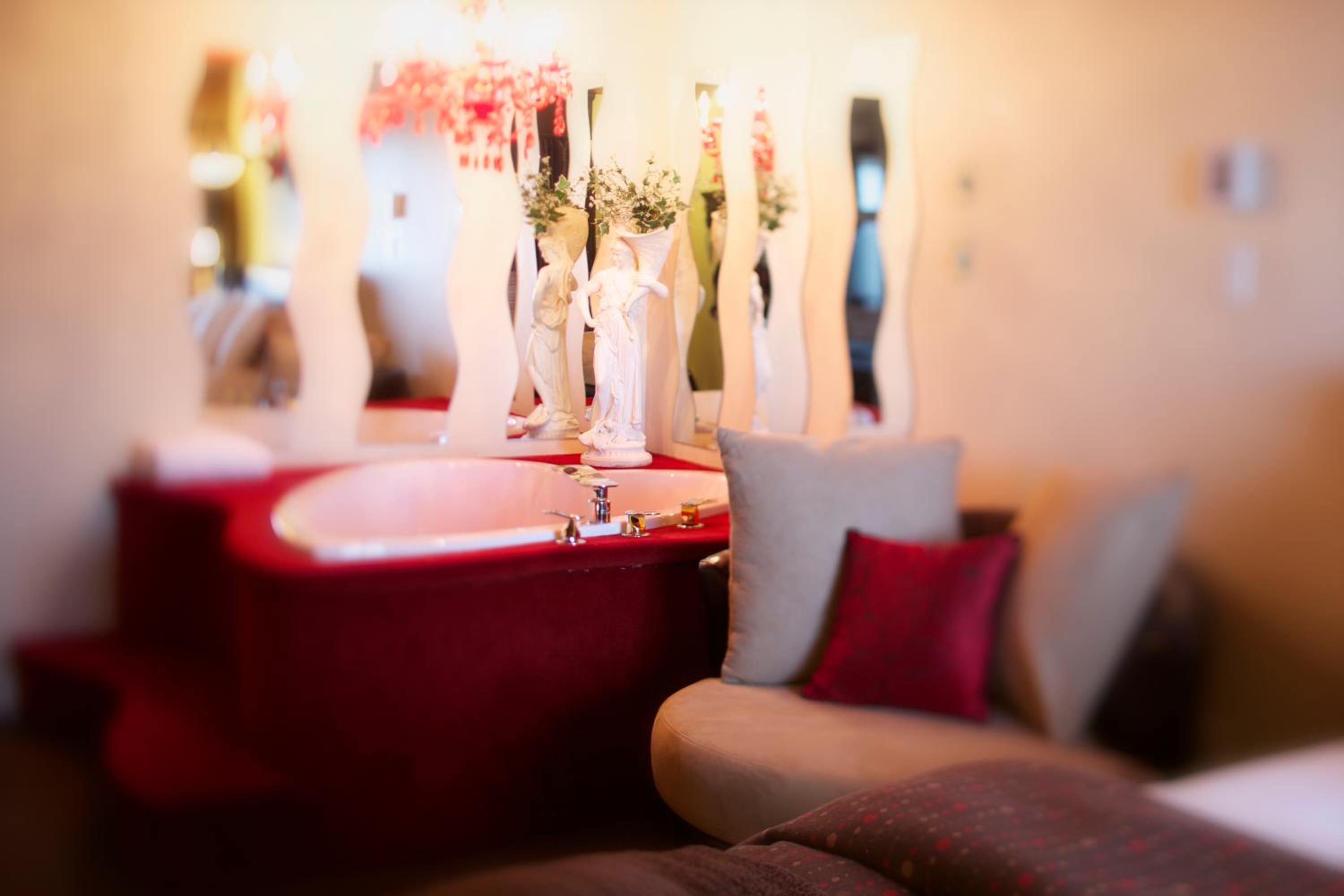 Honeymoon Suite - Photo 5