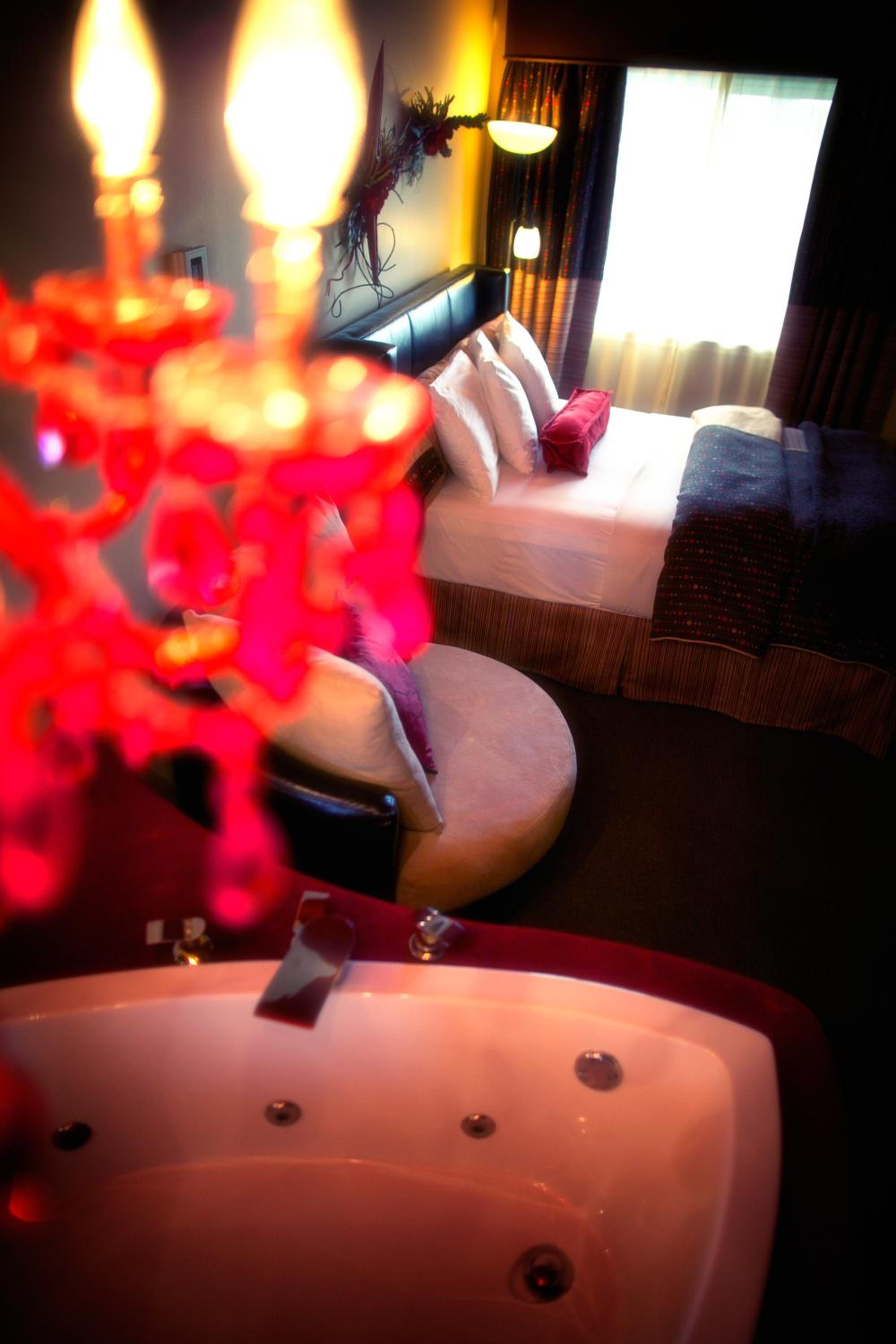 Honeymoon Suite - Photo 1
