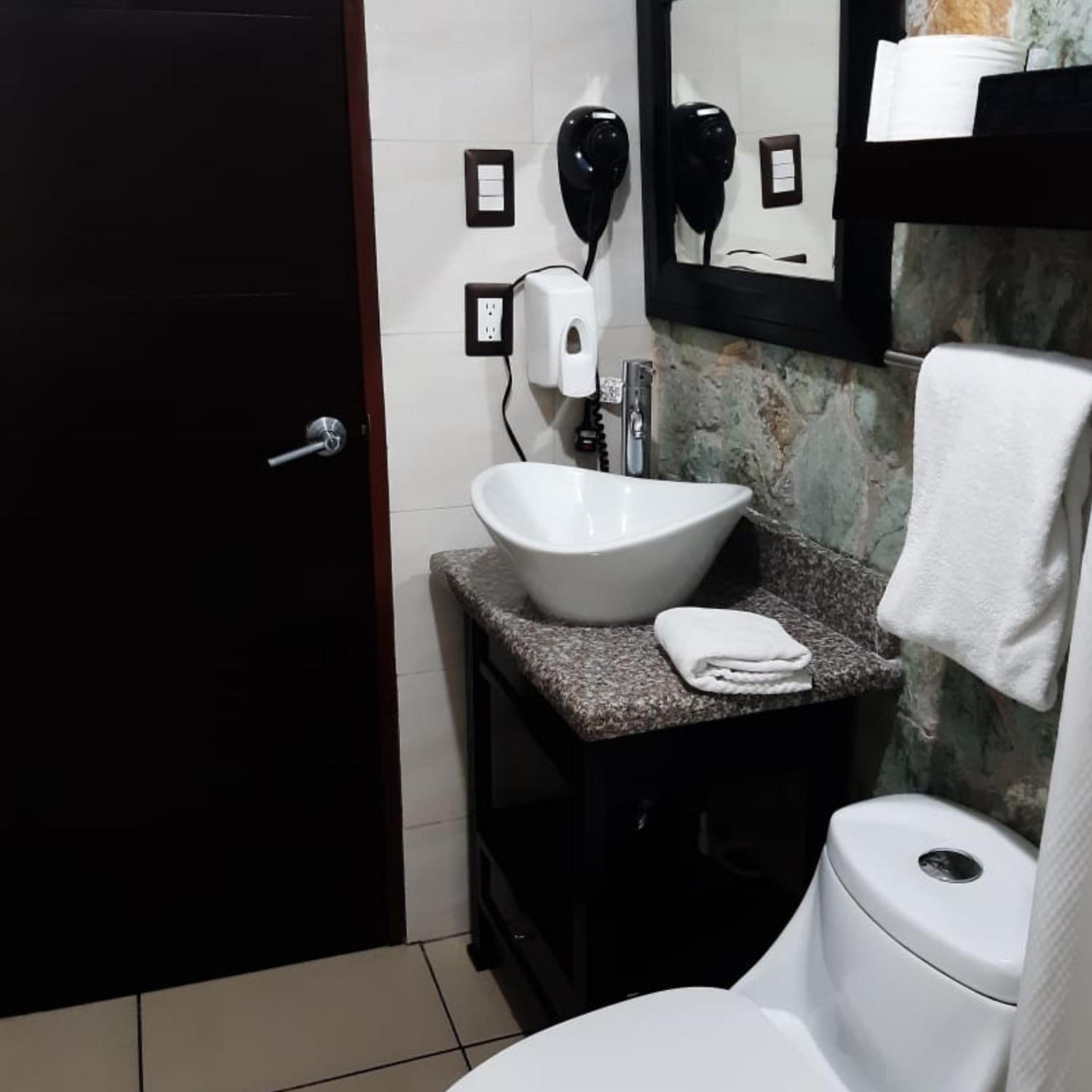 Double Room - Photo 9